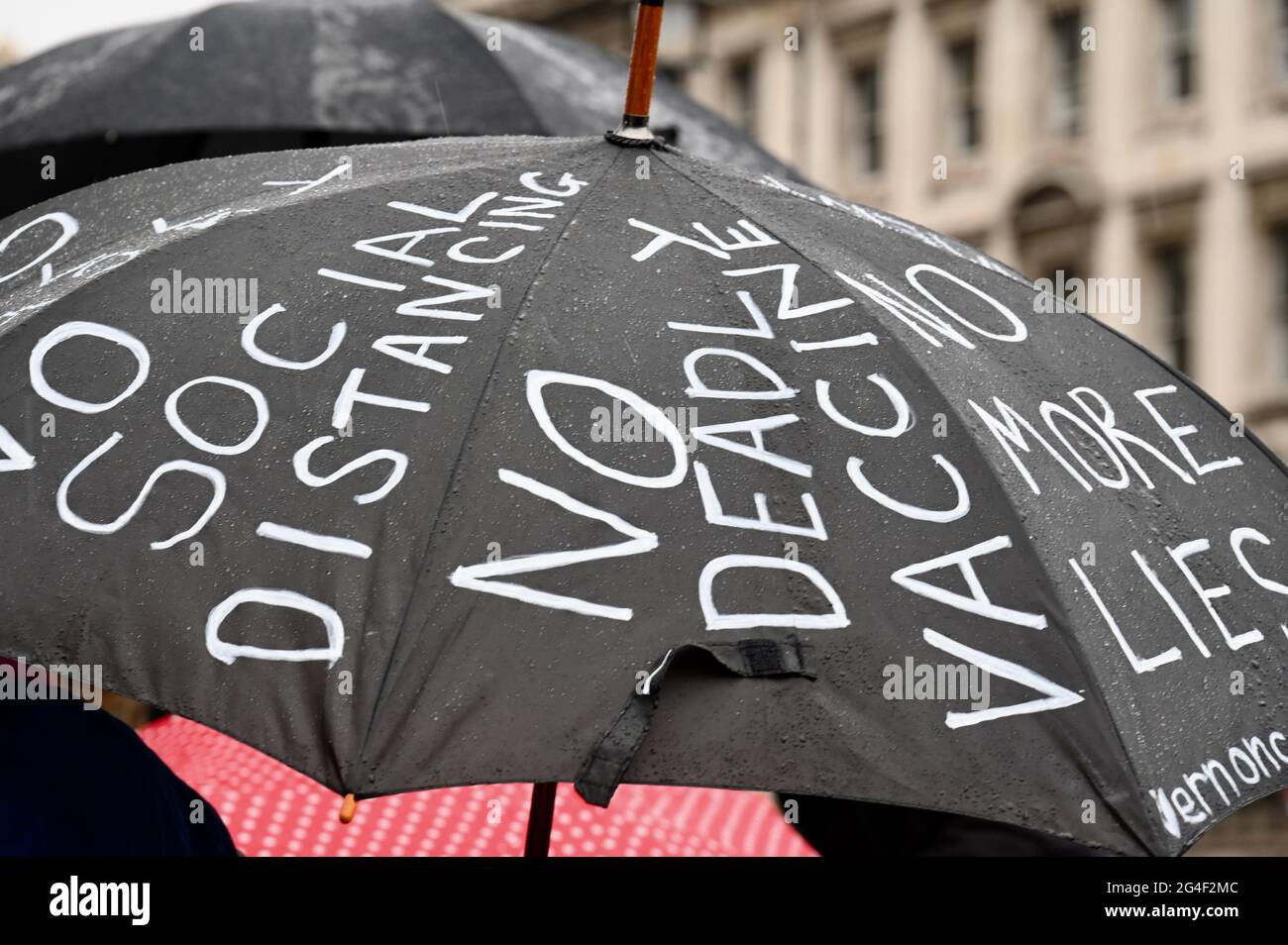 Londres, Royaume-Uni. 21 juin 2021.parasols, manifestation anti-verrouillage, place du Parlement, Westminster. Crédit : michael melia/Alay Live News Banque D'Images
