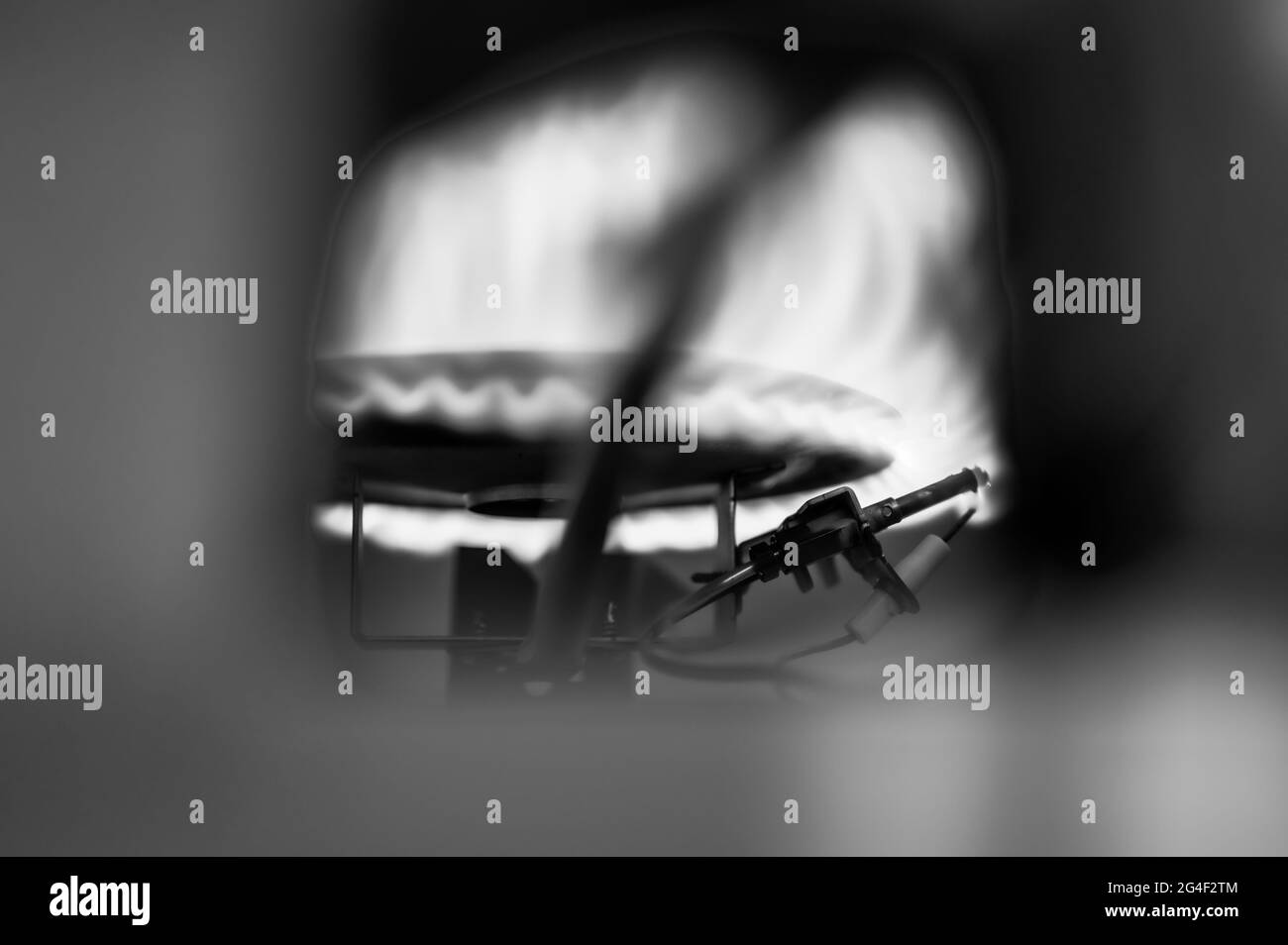 Allumage automatique de la lampe témoin à l'intérieur d'un chauffe-eau avec flammes Banque D'Images