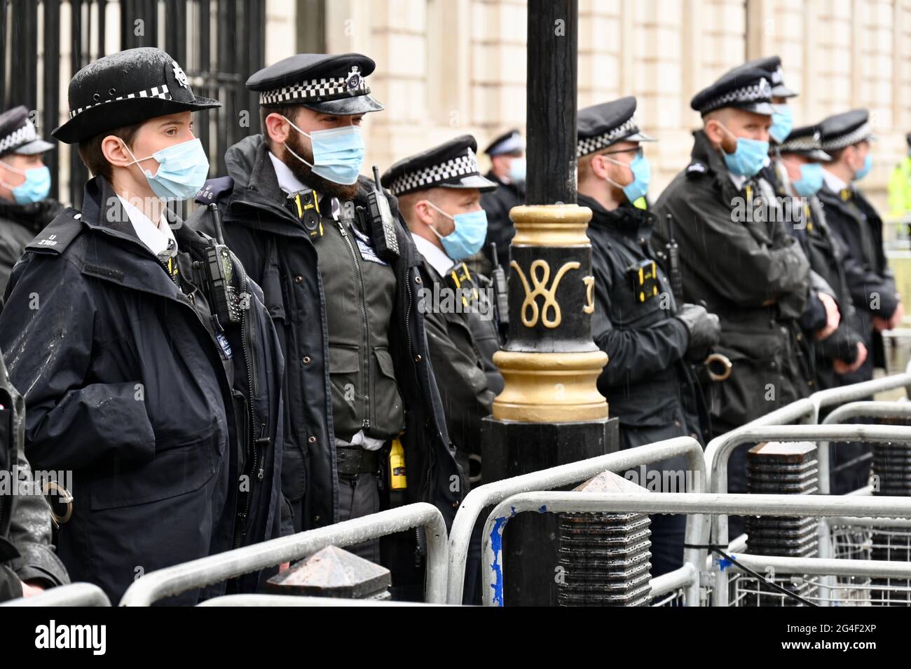 Londres, Royaume-Uni. 21 juin 2021.met les policiers en masques de visage gardent Downing Street, manifestation anti Lockdown, Downing Street, Westminster. Crédit : michael melia/Alay Live News Banque D'Images