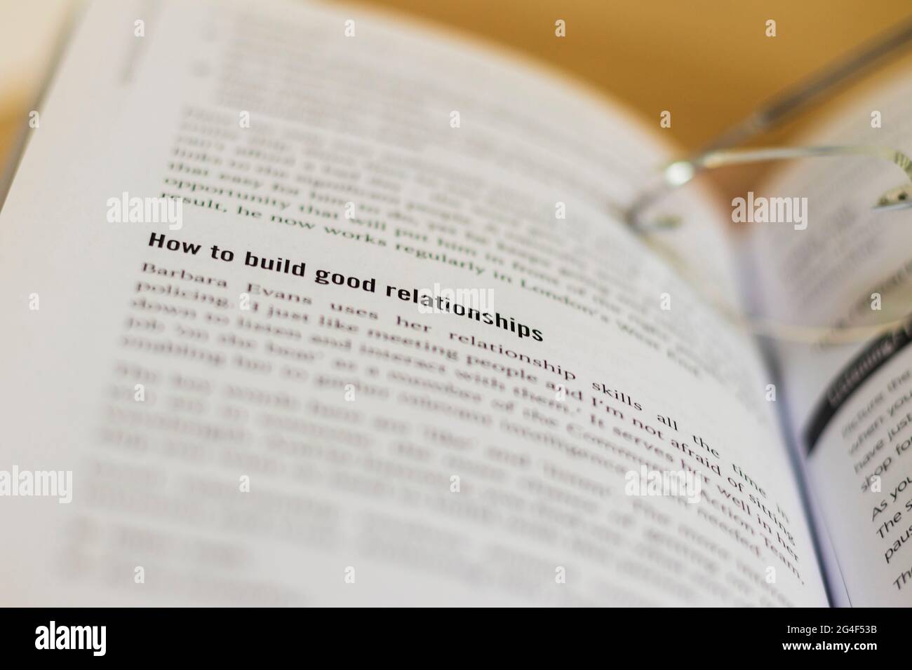 Livre Ouvert Avec Citation Comment Construire De Bonnes Relations Photo Stock Alamy
