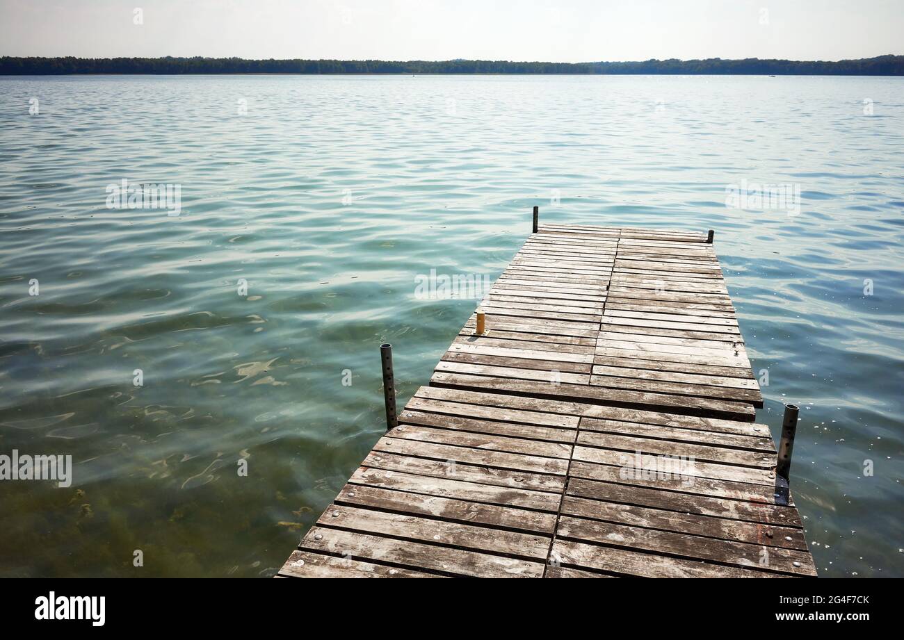 Jetée en bois au lac de Drawsko, la profondeur maximale de 80 m en fait le deuxième lac le plus profond de Pologne. Banque D'Images Jetée en bois au lac de Drawsko, la profondeur maximale de 80 m en fait le deuxième lac le plus profond de Pologne. Banque D'Images
