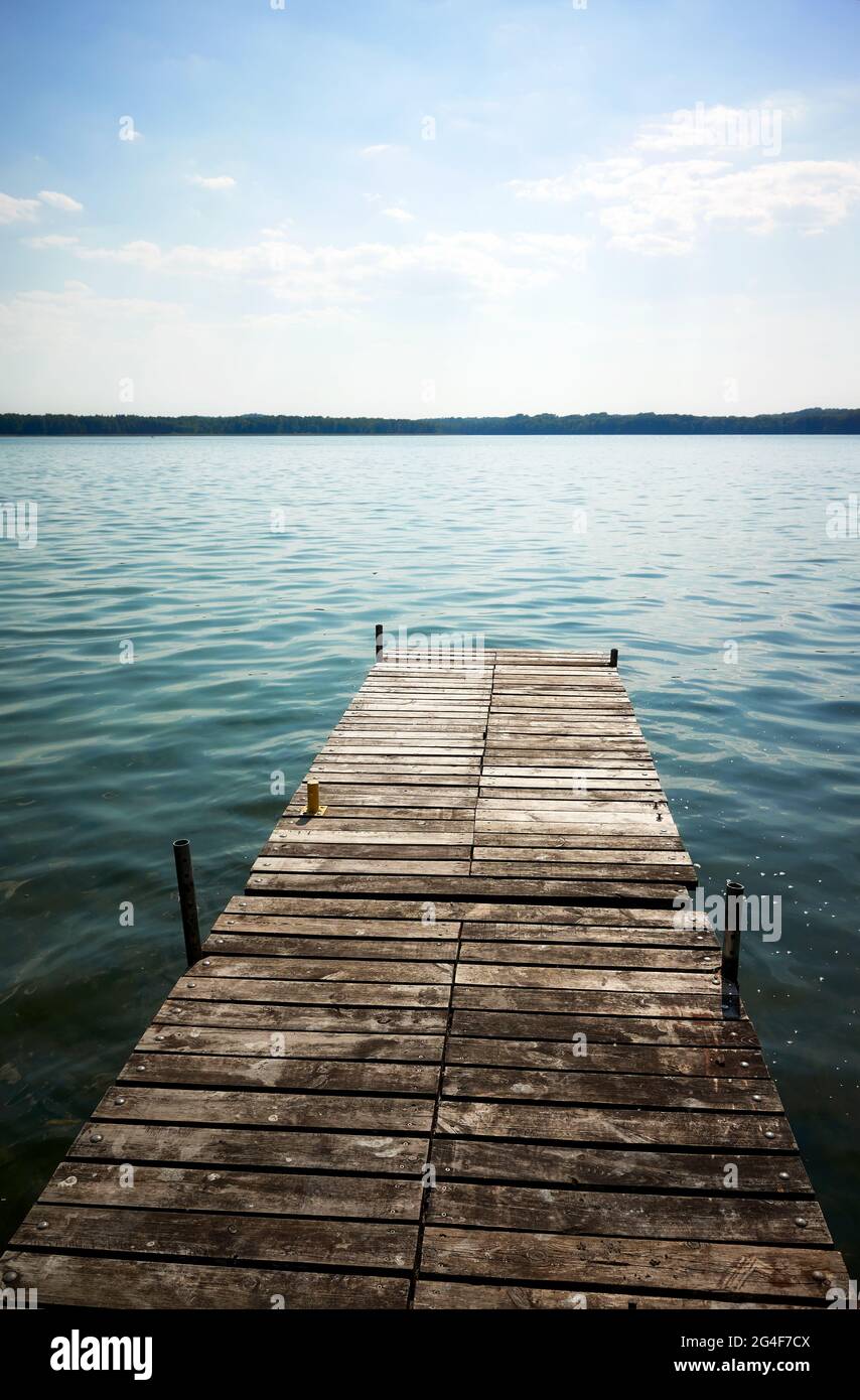 Jetée en bois au lac de Drawsko, la profondeur maximale de 80 m en fait le deuxième lac le plus profond de Pologne. Banque D'Images