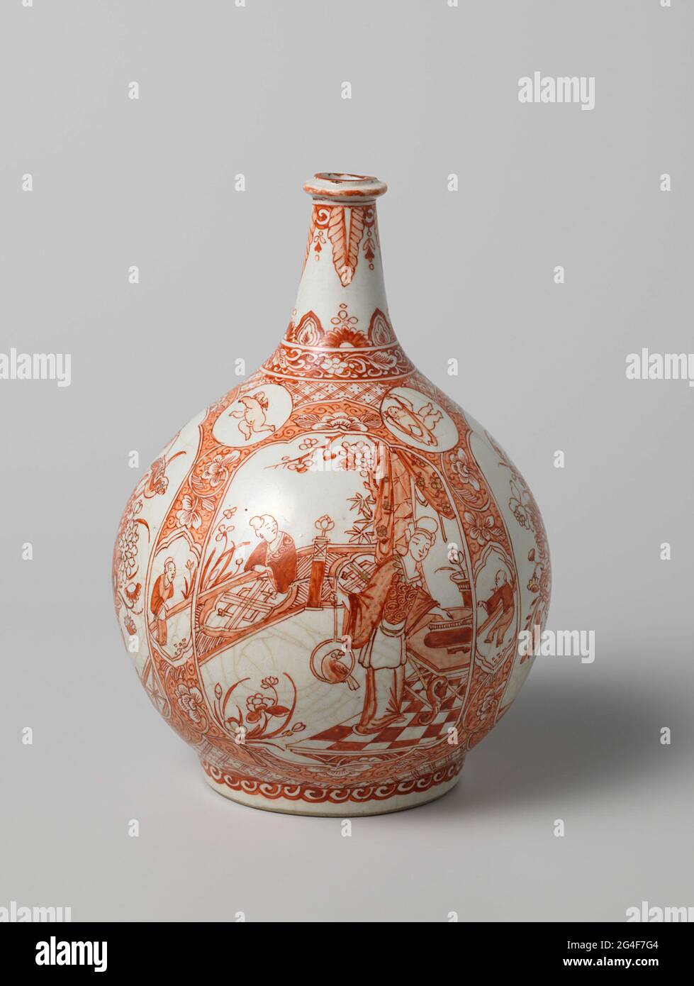 Bouteille avec des dames sur une terrasse, vases à fleurs, Putti et rouleaux à fleurs. Bouteille sphérique de porcelaine, peinte sur le vernis en rouge et or. Sur le ventre quatre grandes cartouilles avec alternance de deux dames sur une terrasse et un panier de fleurs avec des oiseaux ou des insectes; entre-deux, quatre petites cartouilles avec une dame ou un garçon sur une terrasse. Les cartouris sont entourés de boissons aux fleurs. Sur l'épaule une bande avec une serviette avec quatre fois un médaillon avec un putto; au-dessus d'un lien avec des boissons de fleurs. Le col avec des rosettes de farine et des motifs de feuilles dépendants. Autour du pied un lien avec la boucle. Une puce dans le f Banque D'Images