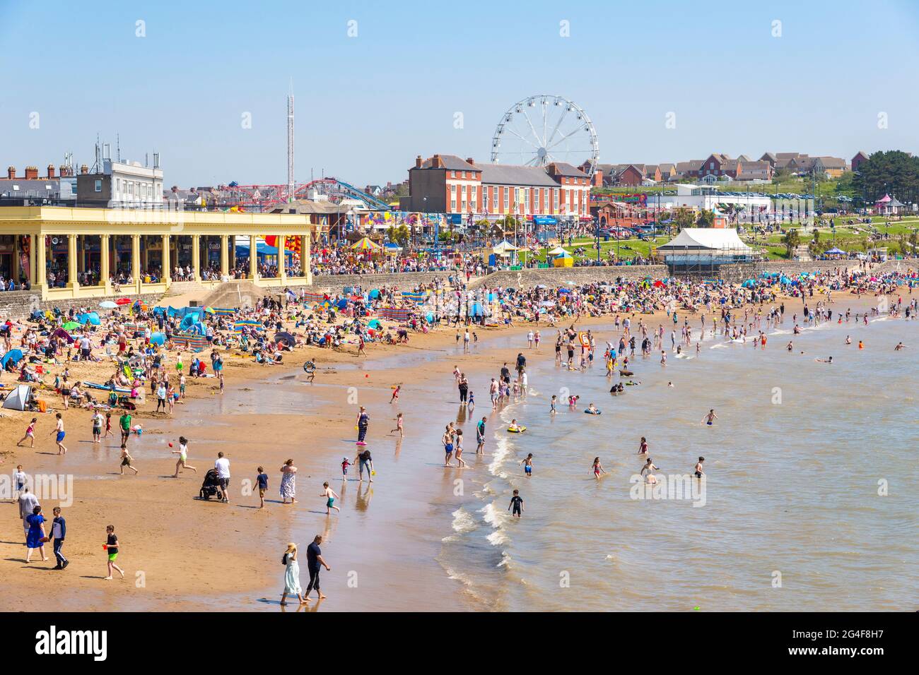 La plage de la station balnéaire de Barry Island est bondée lors d'un Spring Bank Holiday ensoleillé. Banque D'Images