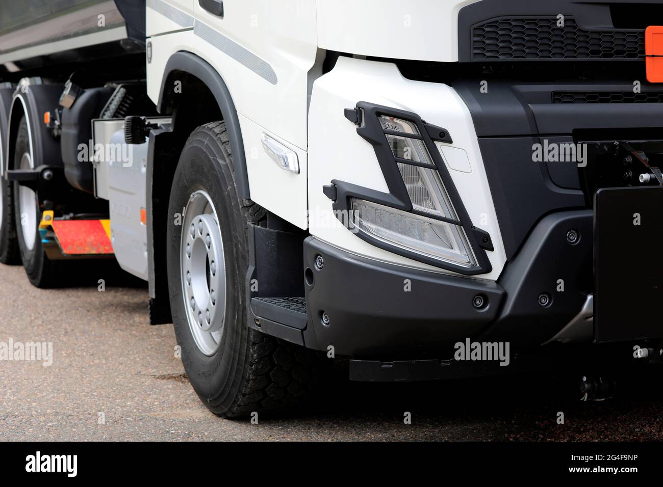 Raasepori, Finlande. 27 mai 2021. Nouveau détail de phare Volvo FMX 540 XPro. Volvo Trucks présente Volvo FMX 540 XPro Winter dans sa nouvelle gamme. Banque D'Images