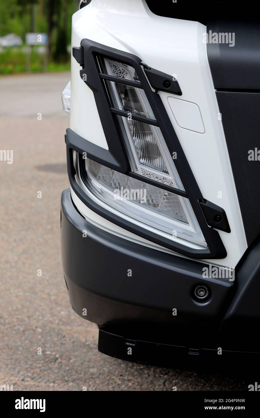 Raasepori, Finlande. 27 mai 2021. Nouveau détail de phare Volvo FMX 540 XPro. Volvo Trucks présente Volvo FMX 540 XPro Winter dans sa nouvelle gamme. Banque D'Images