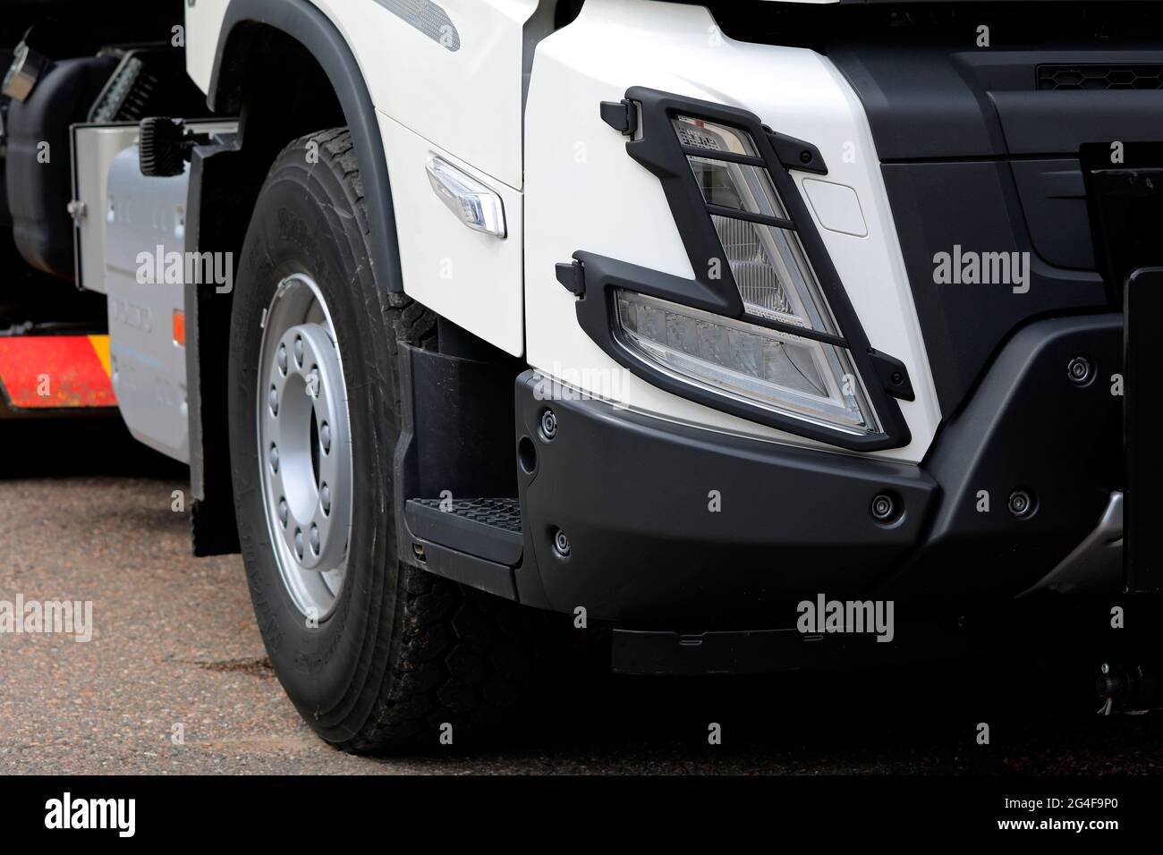 Raasepori, Finlande. 27 mai 2021. Nouveau détail de phare Volvo FMX 540 XPro. Volvo Trucks présente Volvo FMX 540 XPro Winter dans sa nouvelle gamme. Banque D'Images