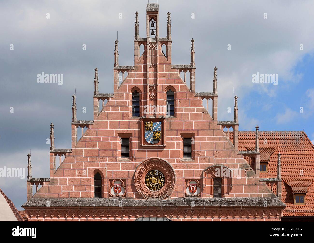 Hôtel de ville avec horloge de l'hôtel de ville et armoiries de l'hôtel de ville historique, début de la construction 1455, reconstruction au XIXe Banque D'Images