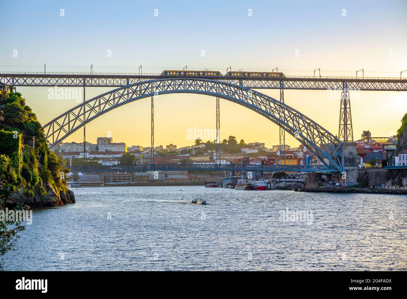 Paysage urbain de Porto avec fleuve Douro et célèbre pont au coucher du soleil, nord du Portugal, Portugal Banque D'Images