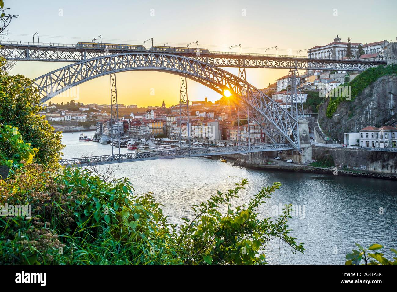 Paysage urbain de Porto avec fleuve Douro et célèbre pont au coucher du soleil, nord du Portugal, Portugal Banque D'Images