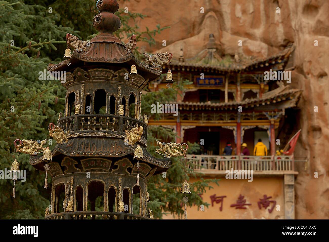 Les touristes visitent les grottes du Temple Mati près de Wangye, dans le nord-ouest de la province de Gansu, le samedi 19 juin 2021. L'ancien temple, également connu sous le nom de Temple du Hoof du cheval, est un site bouddhiste tibétain protégé avec plus de 70 grottes sculptées à la main dans la falaise. Selon la légende, Pegasus chinois a une fois atterri sur la falaise et a laissé une marque sur elle, et ainsi le temple a obtenu son nom. Le tourisme dans la province de Gansu, le septième plus grand district administratif de Chine, représente près de la moitié des revenus annuels de la province tout en restant l'une des provinces les plus pauvres du pays. Photo de Stephen Shaver/UPI Banque D'Images