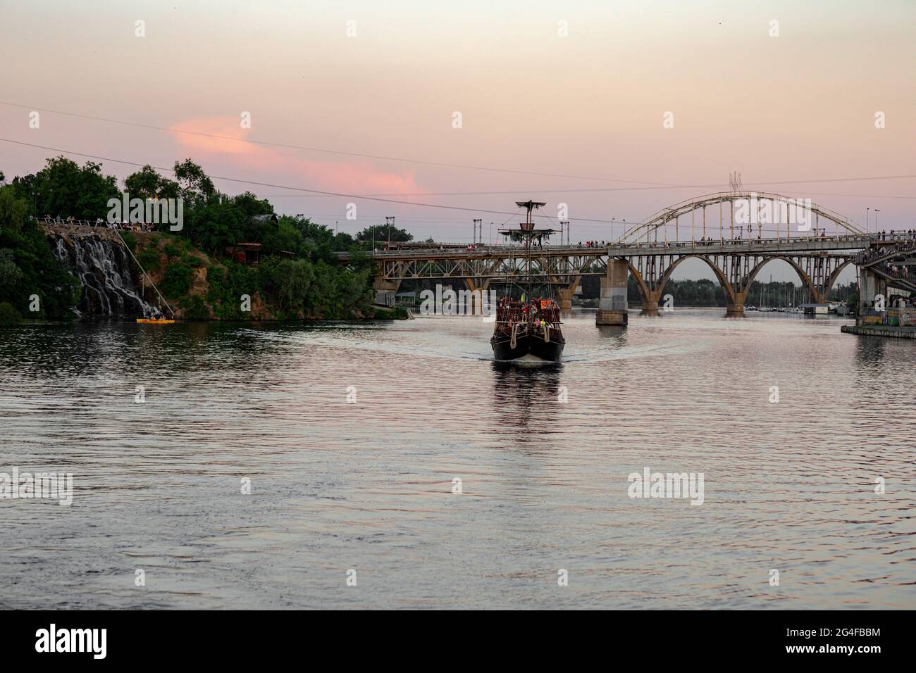 Un train traversant un pont au-dessus d'un plan d'eau Banque D'Images