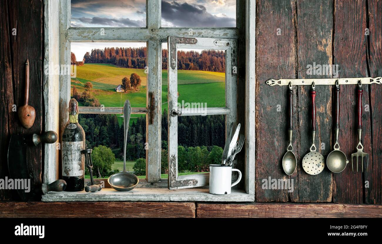 Cuisine rustique avec vue à travers une fenêtre en bois dans le paysage, Forêt Noire, Bade-Wurtemberg, composition, Allemagne Banque D'Images