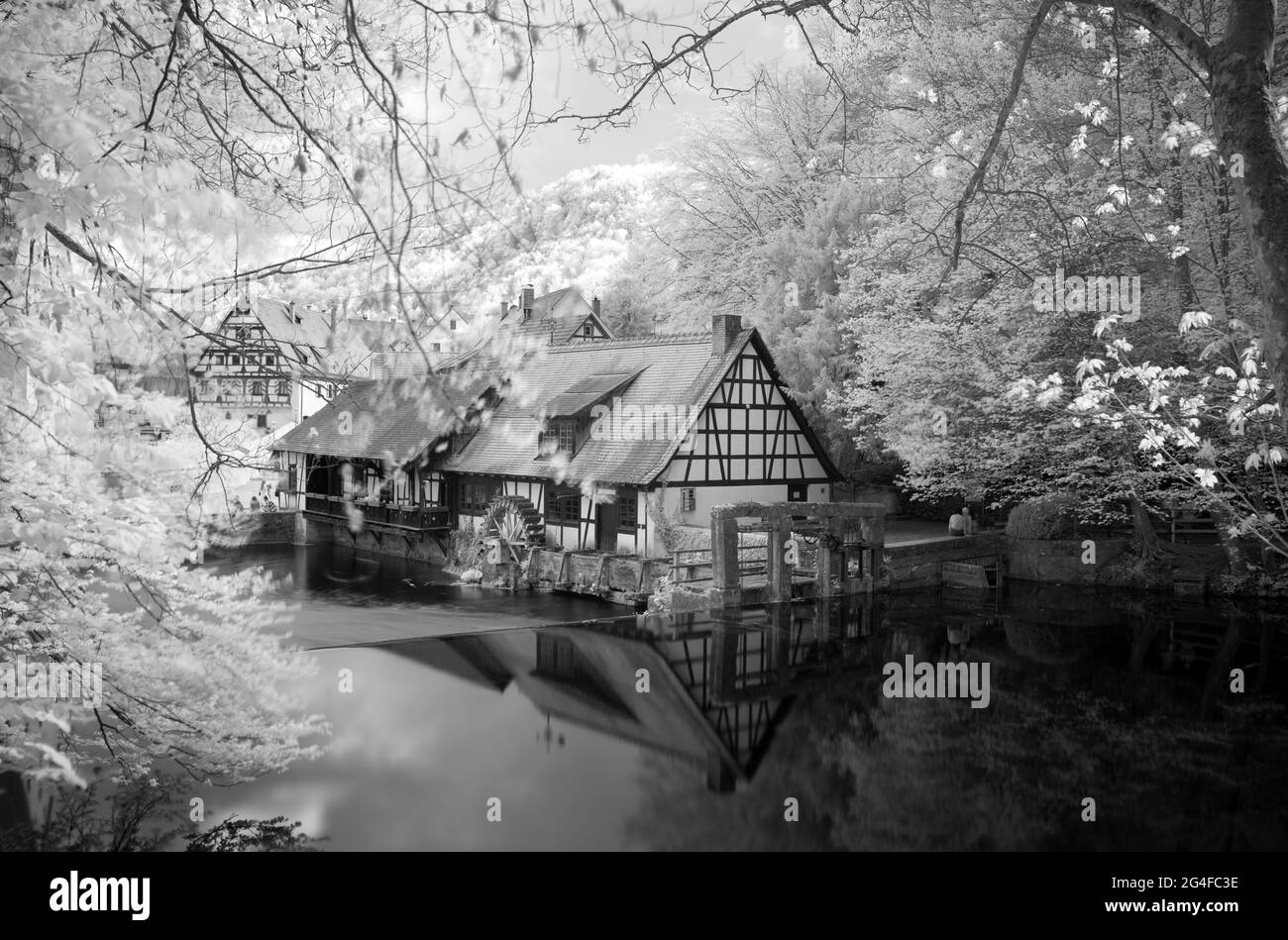 Image infrarouge, moulin à marteaux historique, musée, source karstique du Blau, Blatopf à Blaubeuren, Alb souabe, Bade-Wurtemberg, Allemagne Banque D'Images