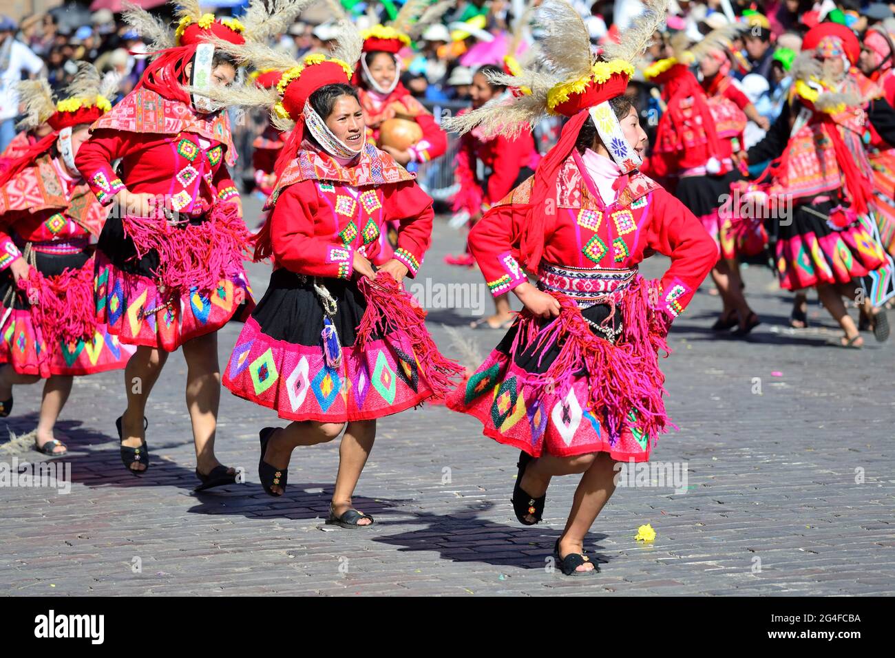 Plaza de Armas avec groupe de danse indigène lors d'un défilé, Cusco, Pérou Banque D'Images