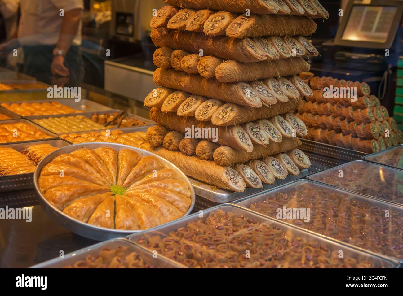 Délices turcs dans le magasin, marché aux épices, Istanbul, Turquie. Desserts Baklava - pâtisseries sucrées traditionnelles Banque D'Images