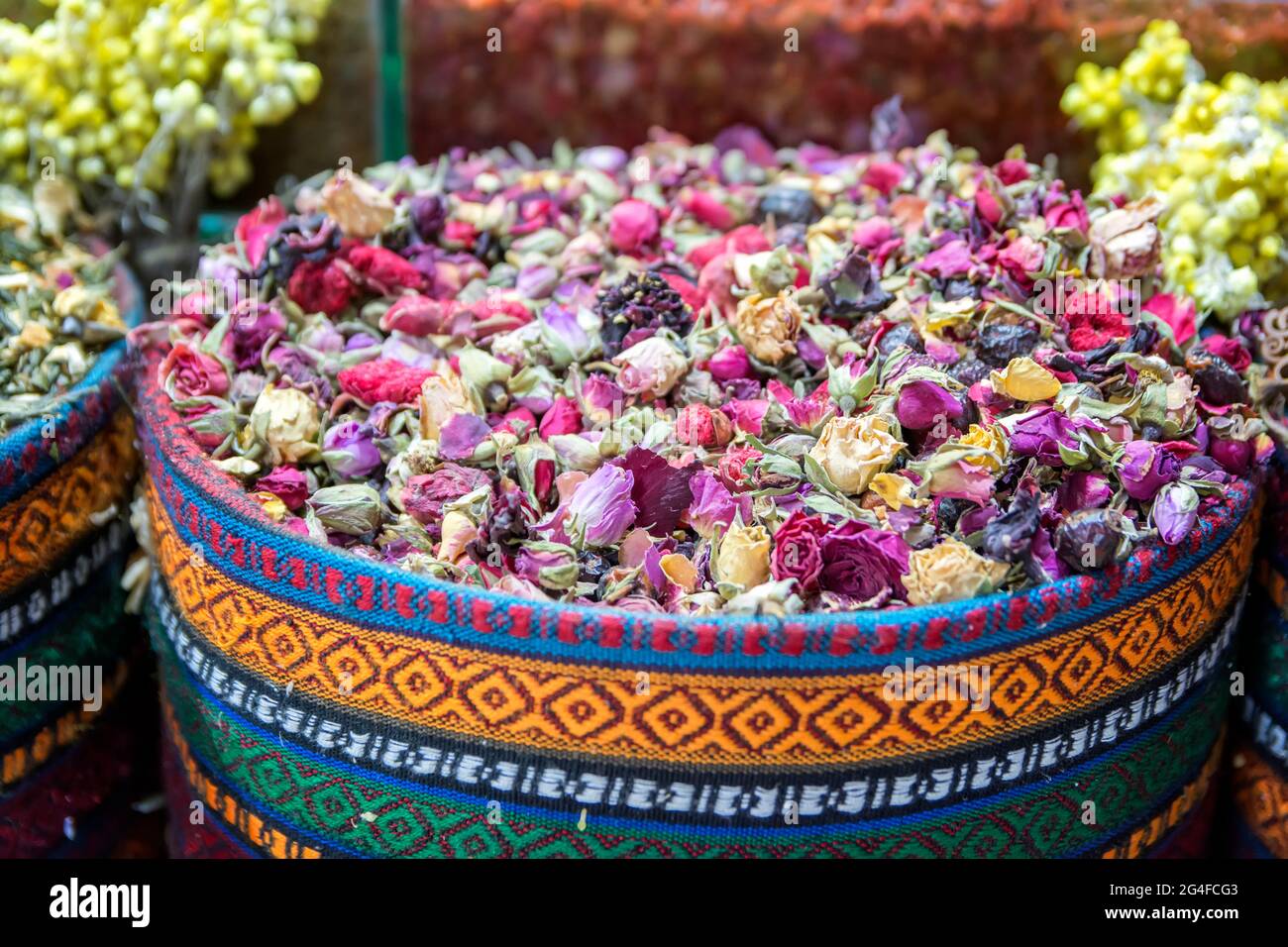 Marché avec différents types de thé, herbes, plantes et fleurs séchées Banque D'Images