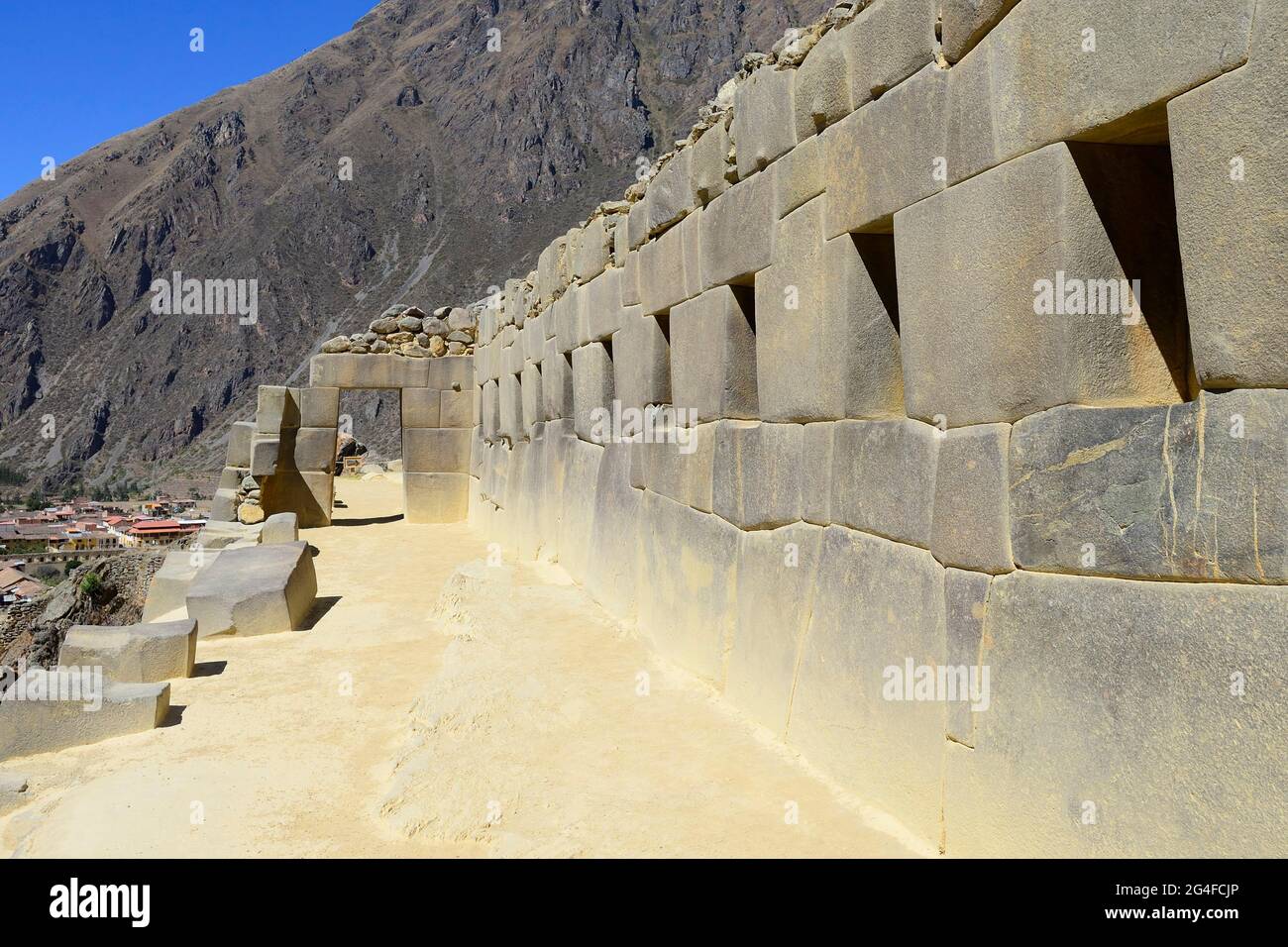 Porte et mur avec niches dans les ruines de l'Inca, Ollantaytambo, région de Cusco, province d'Urubamba, Pérou Banque D'Images