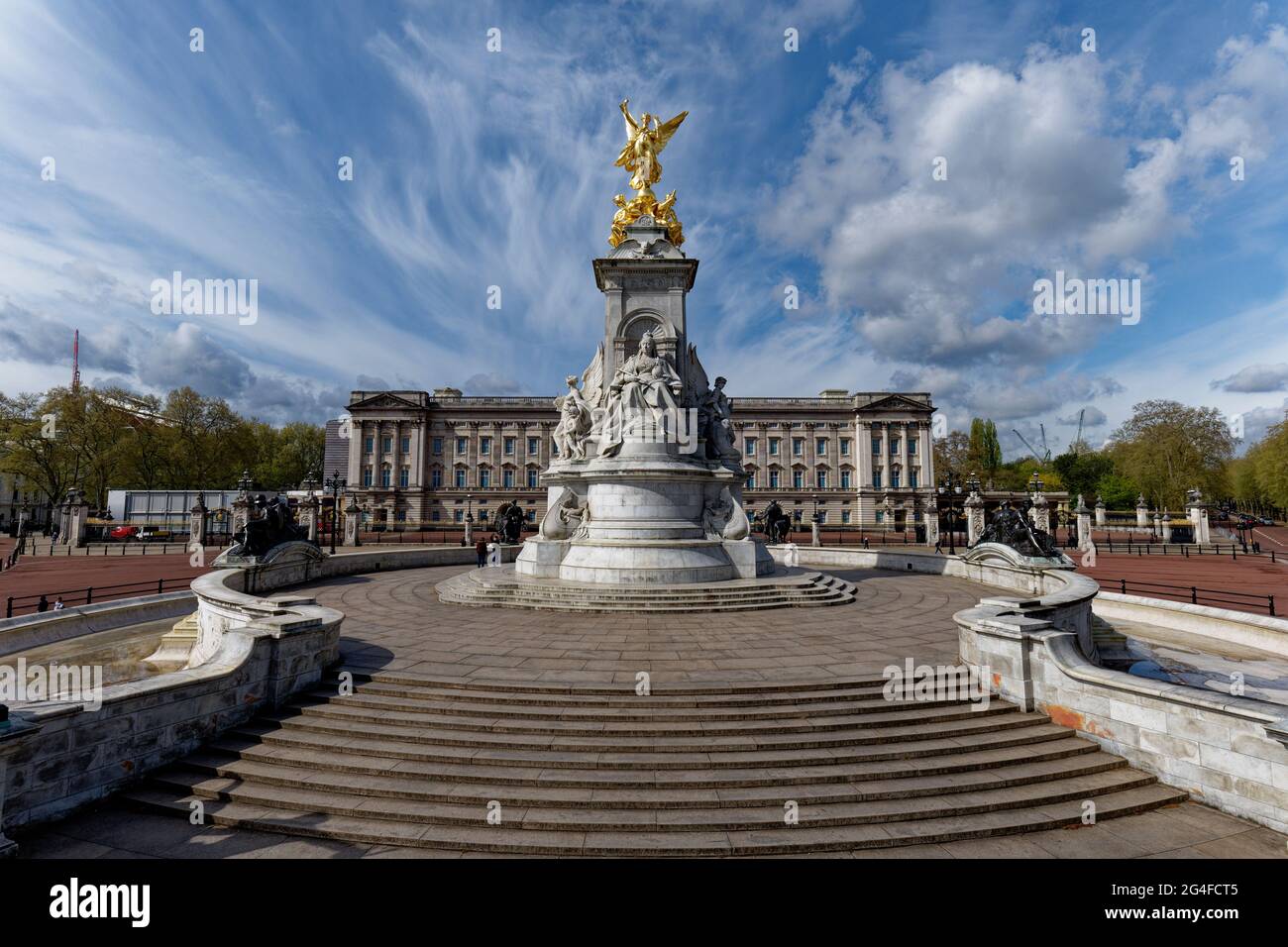 Le Victoria Memorial se trouve en face du palais Buckingam. Conçu par Thomas Brock avec une figure de victoire dorée en haut Banque D'Images