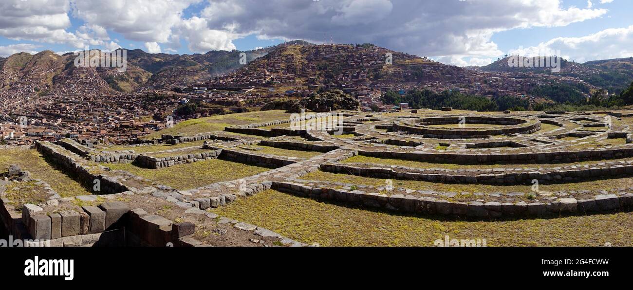 Vue des ruines de l'Inca Sacsayhuaman à la ville, Cusco, Pérou Banque D'Images