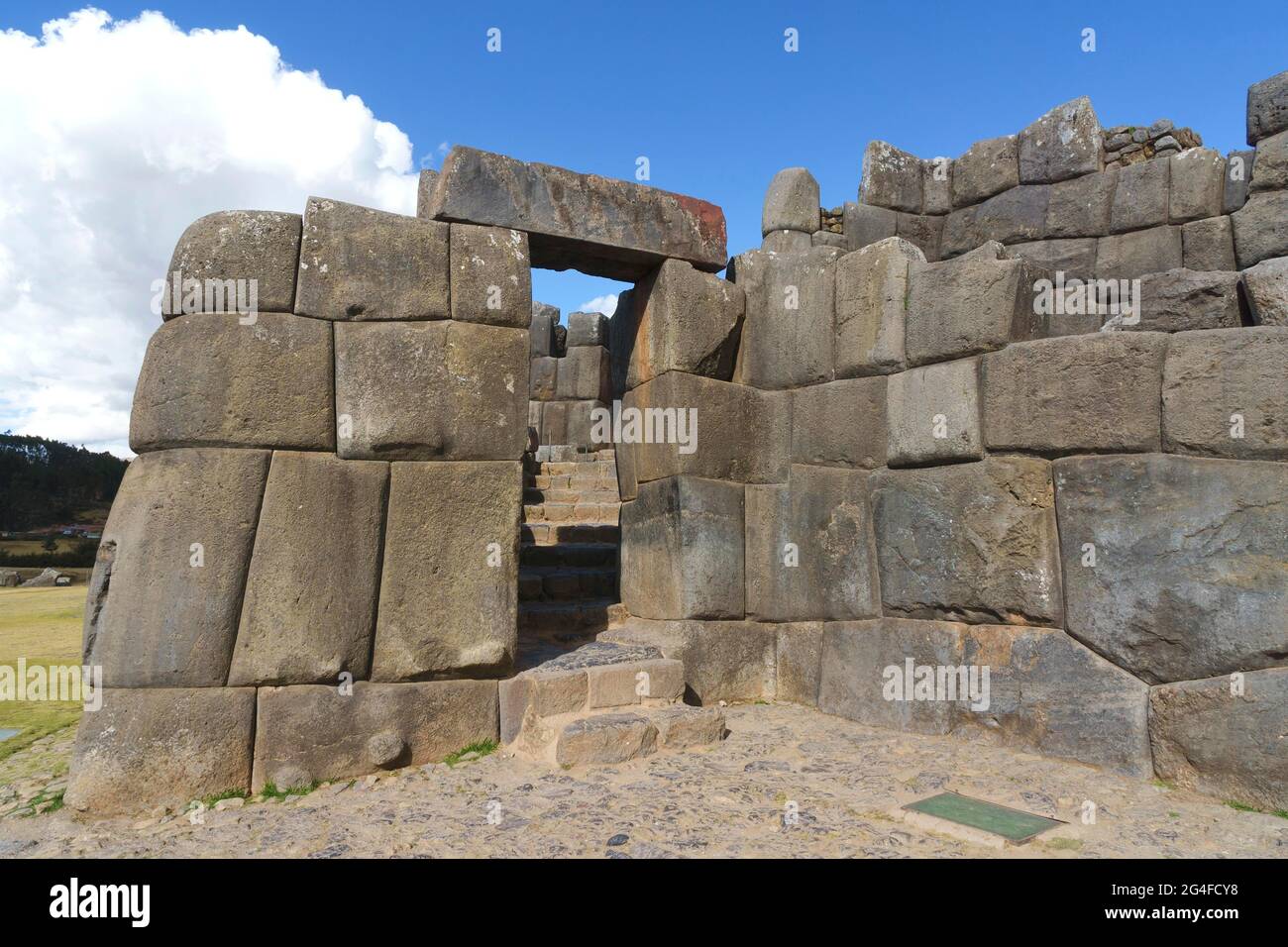 Porte en pierre dans le mur de la forteresse de l'Inca ruines Sacsayhuaman, Cusco, Pérou Banque D'Images