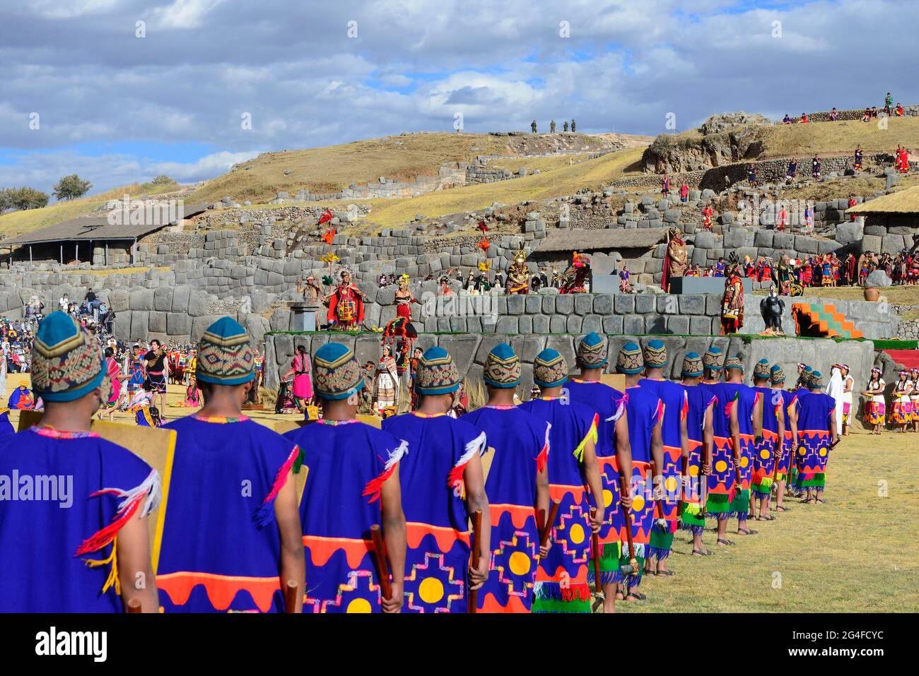 Inti Raymi, festival du soleil, guerriers alignés devant le sanctuaire, ruines de l'Inca Sacsayhuaman, Cusco, Pérou Banque D'Images