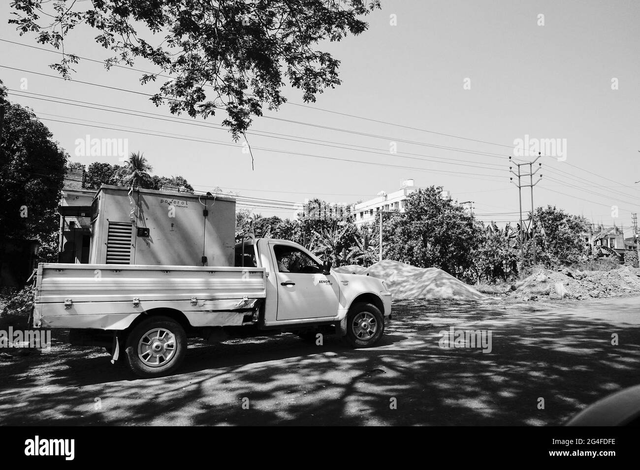 HOWRAH, BENGALE-OCCIDENTAL, INDE - 24 FÉVRIER 2018 : UN camion de transport de marchandises transporte des marchandises sur la route en journée. Image en noir et blanc. Banque D'Images