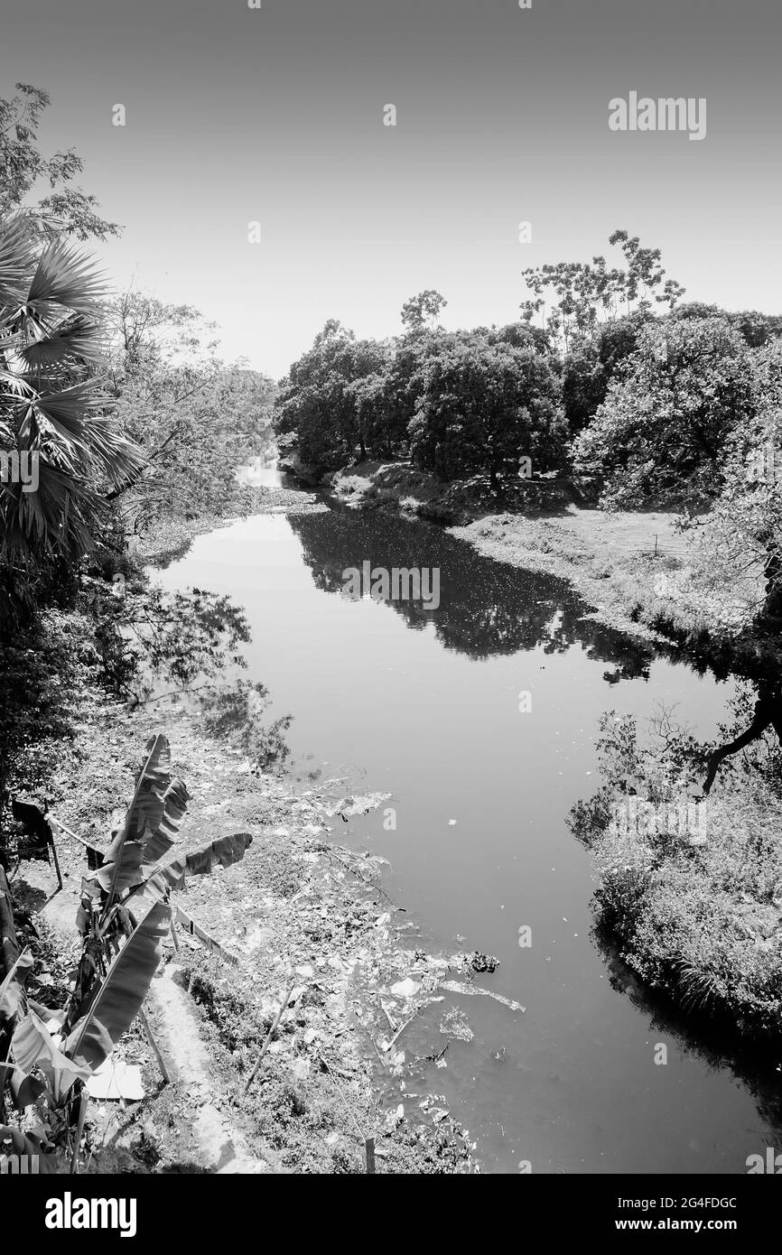 Étang du village indien, image en noir et blanc prise en journée dans l'ouest du Bengale, un état de l'Inde. Banque D'Images