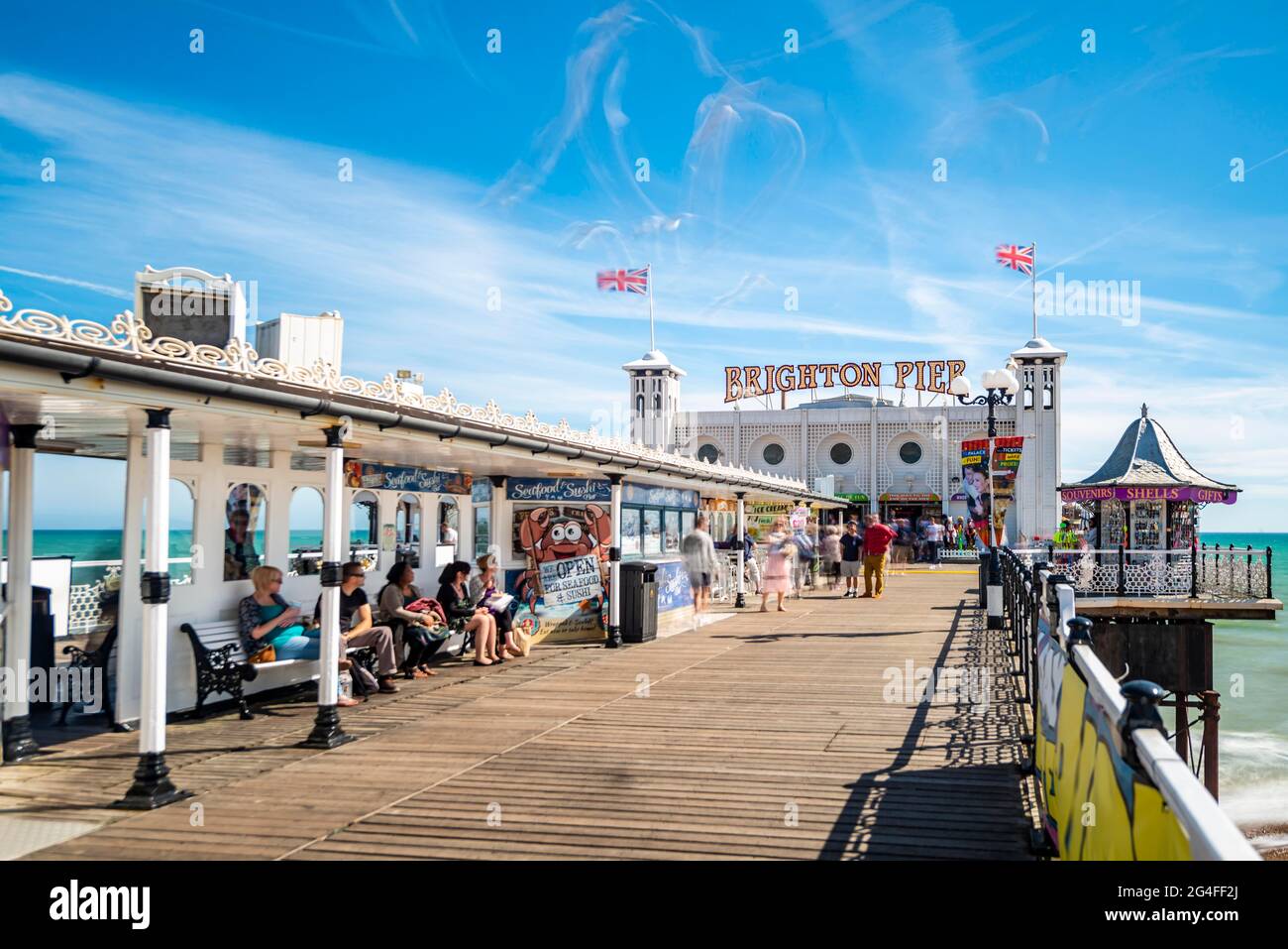 Touristes à Brighton Palace Pier avec mouettes, Brighton, East Sussex, Angleterre, Royaume-Uni Banque D'Images