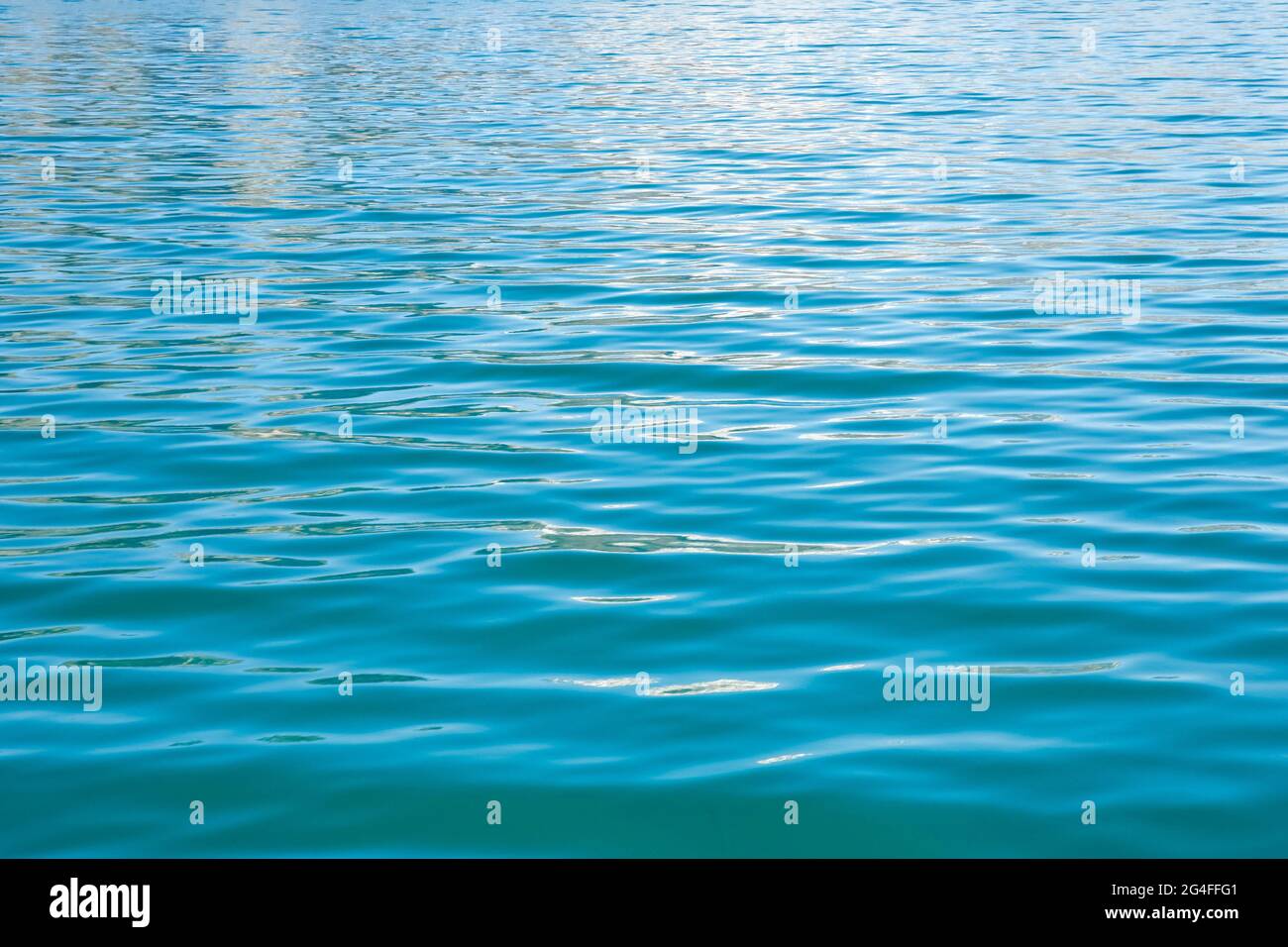 Eaux turquoise du lac de Lucerne avec de douces vagues Banque D'Images