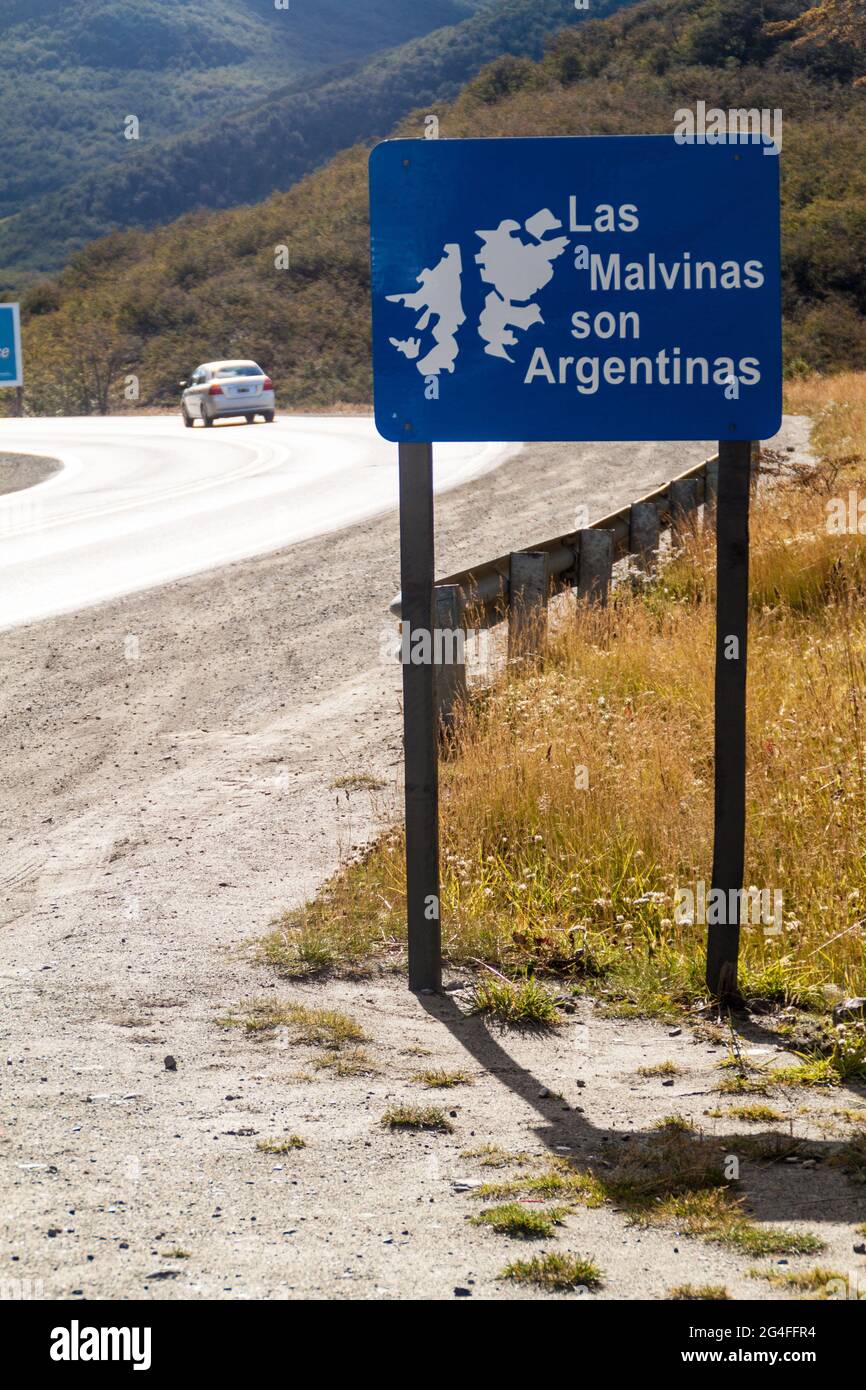 Signe politique de bord de route près d'Ushuaia États: Las Malvinas son Argetinas (les Malouines appartiennent à l'Argentine) Banque D'Images