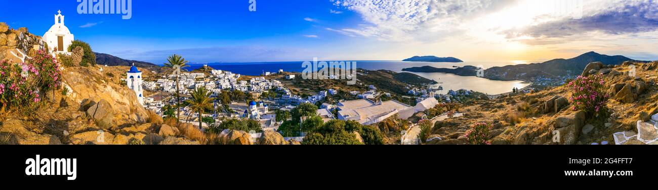 Vue panoramique à couper le souffle sur l'île d'iOS. Ville de Chora avec églises et maisons blanches. Destination touristique populaire dans les Cyclades, Grèce Banque D'Images