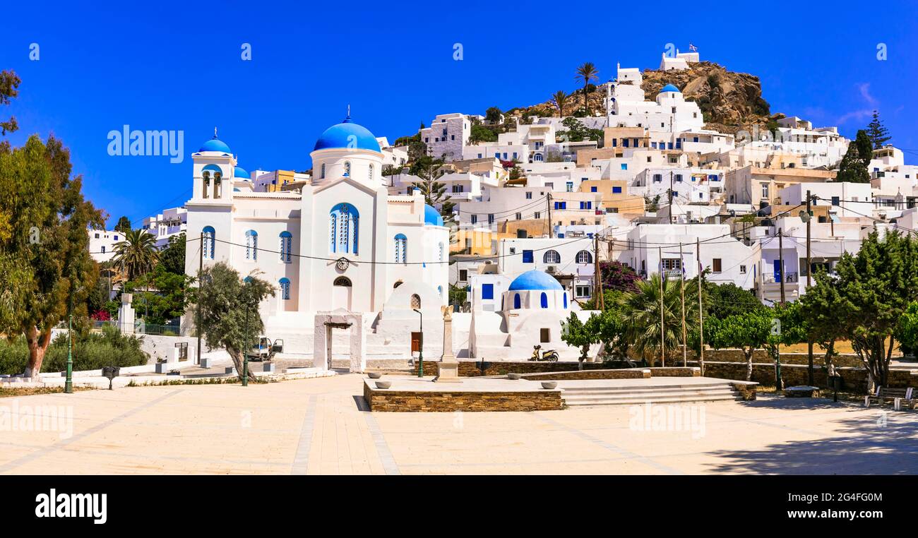 Belles îles de Grèce - iOS , Cyclades. Maisons traditionnelles blanchies à la chaux du village pittoresque de Chora, vue sur la place et l'église dans le centre-ville Banque D'Images