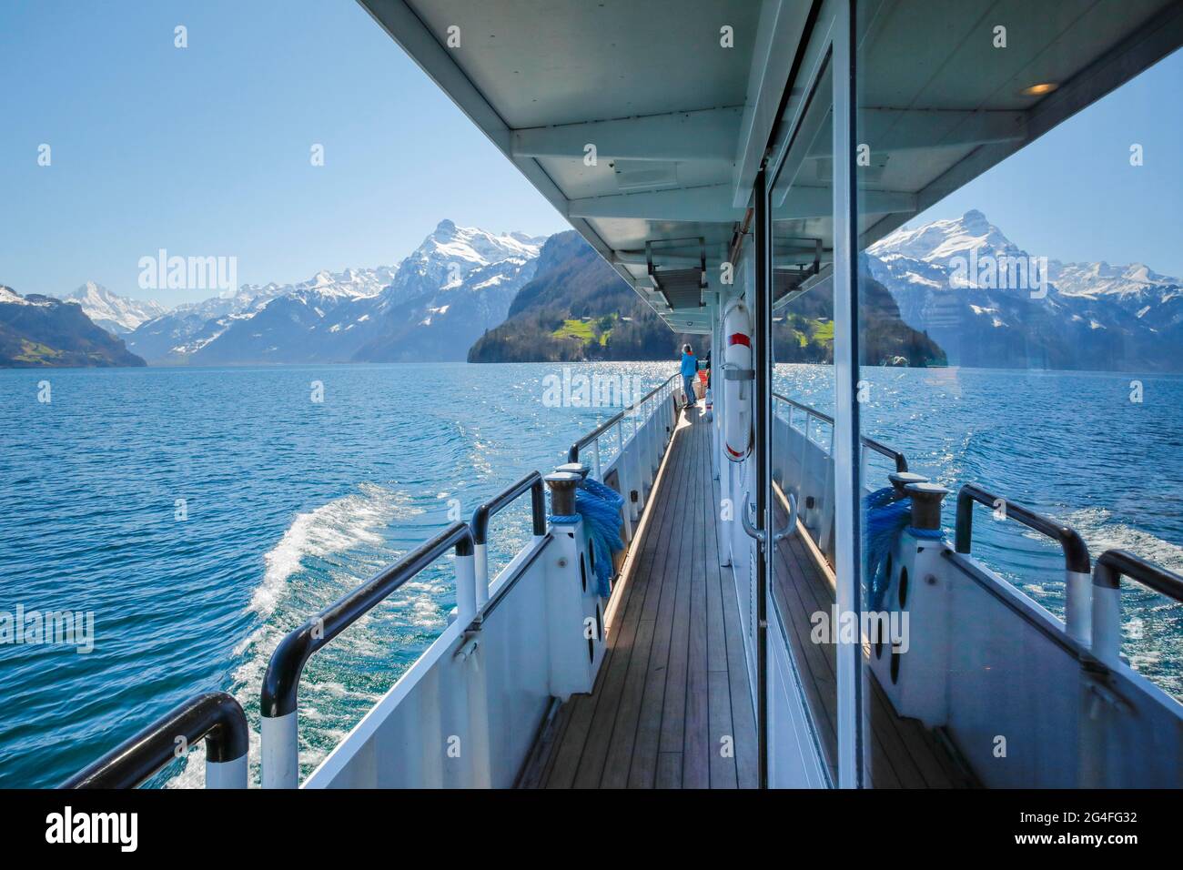 Vue sur le pré Ruetli lors d'une excursion en bateau sur le lac Uri, Schwyz, Suisse Banque D'Images