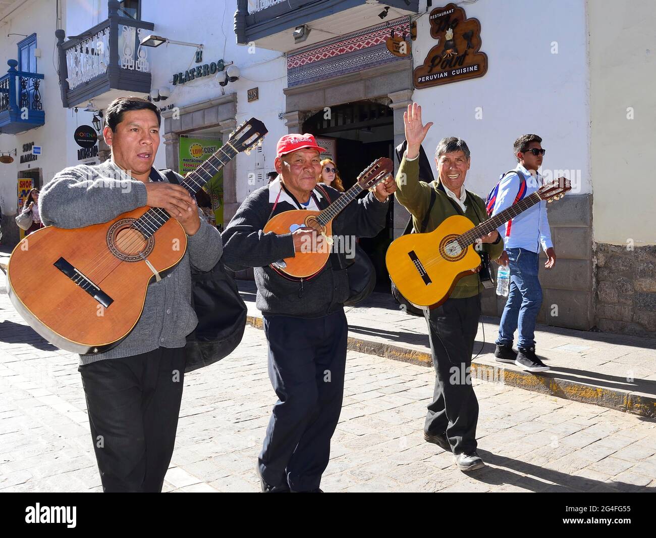 Trois hommes chantants de ndigee avec guitares dans la vieille ville de Cusco, Pérou Banque D'Images