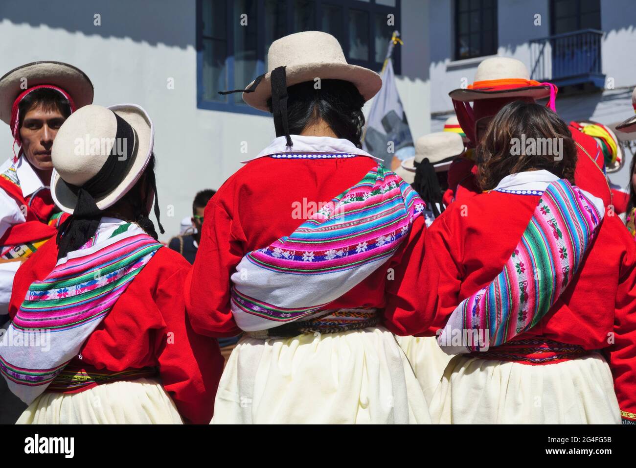 Trois femmes indigènes en costumes colorés d'un groupe de danse, Cusco, Pérou Banque D'Images