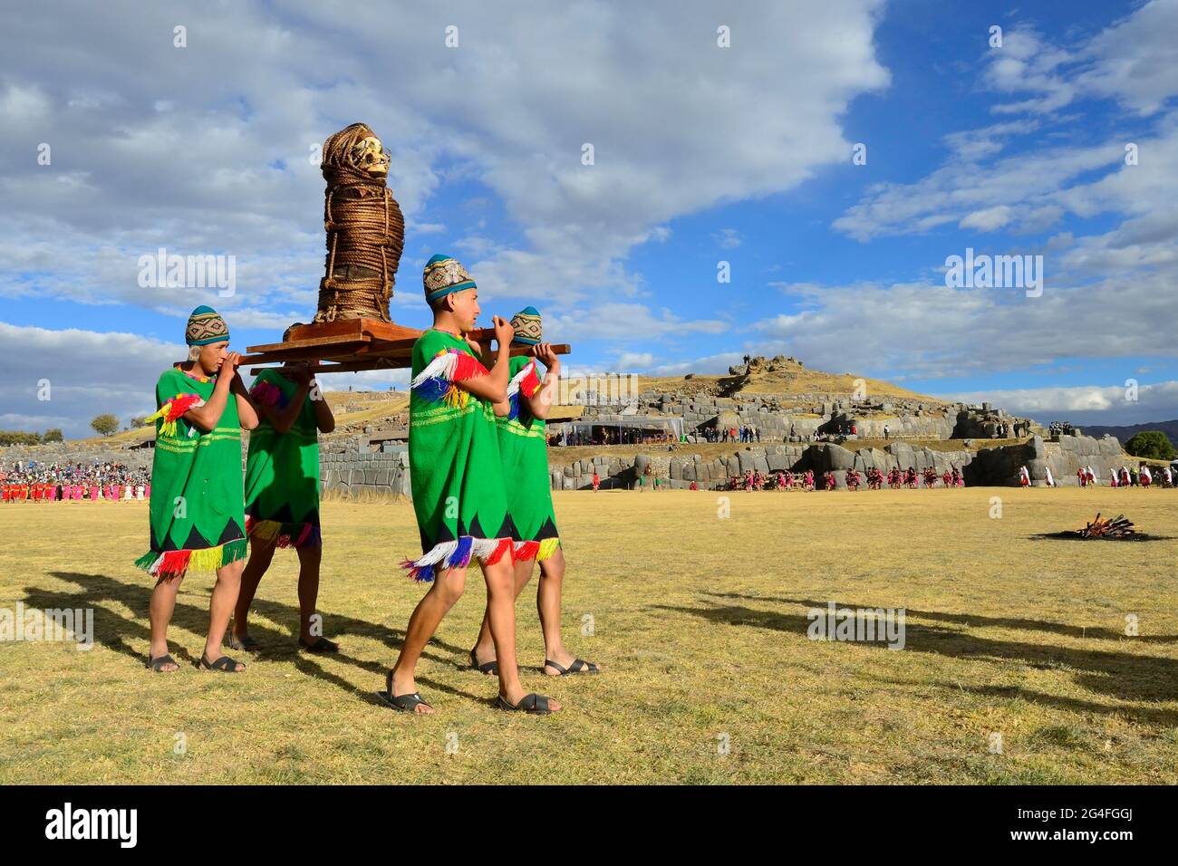 Inti Raymi, Fête du Soleil, porteur d'une momie, ruines de l'Inca Sacsayhuaman, Cusco, Pérou Banque D'Images