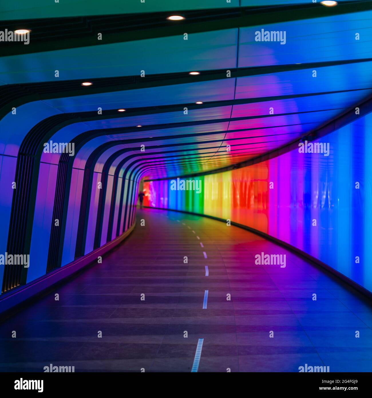 Le tunnel léger King’s Cross affiche les couleurs de l’arc-en-ciel célébrant le mois de la fierté à Londres. Banque D'Images