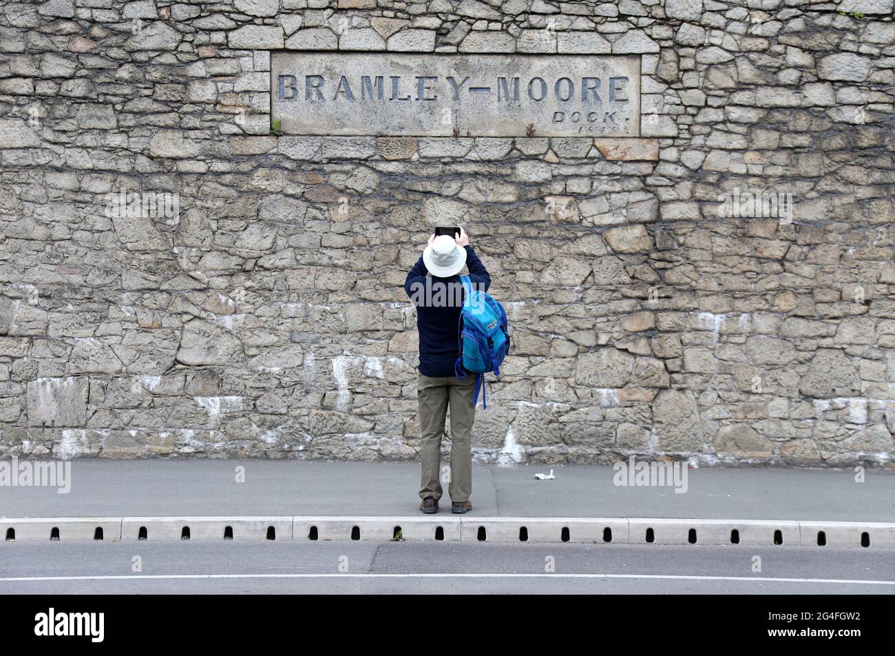 Touriste prenant une photo du panneau Bramley Moore sur le mur du quai à Liverpool Banque D'Images