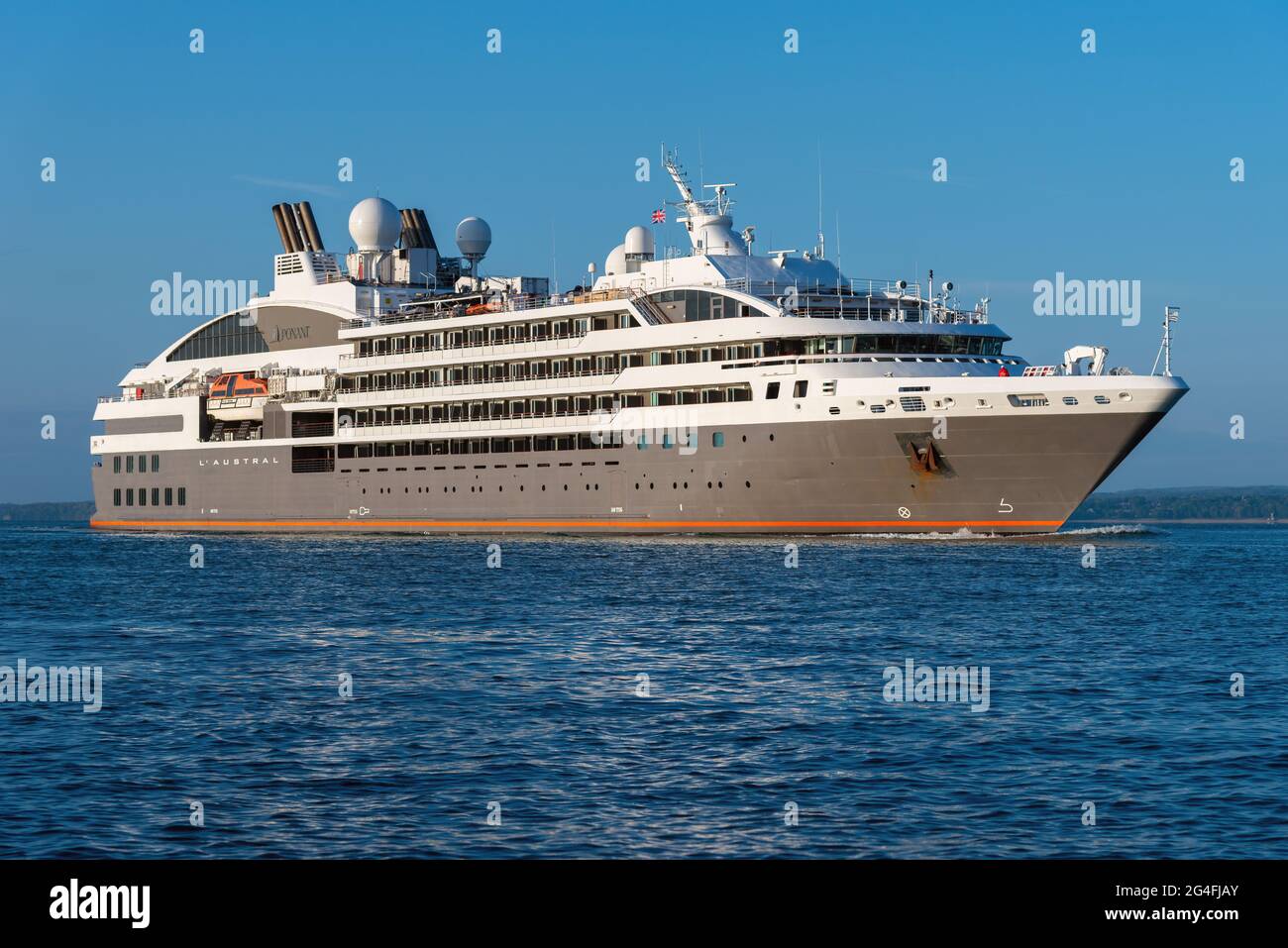 Le bateau de croisière boutique l'Austral, exploité par la Compagnie du Ponant française, arrive à Portsmouth - mai 2019 Banque D'Images