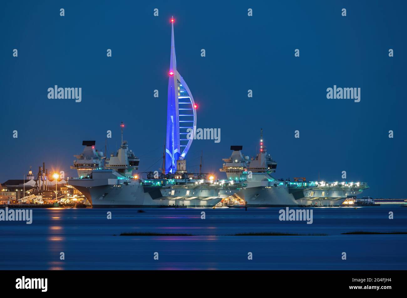 Vue de nuit de la Royal Navy les porteurs du HMS Queen Elizabeth et du HMS Prince de Galles, le long de la base navale de HM dans le port de Portsmouth - Banque D'Images