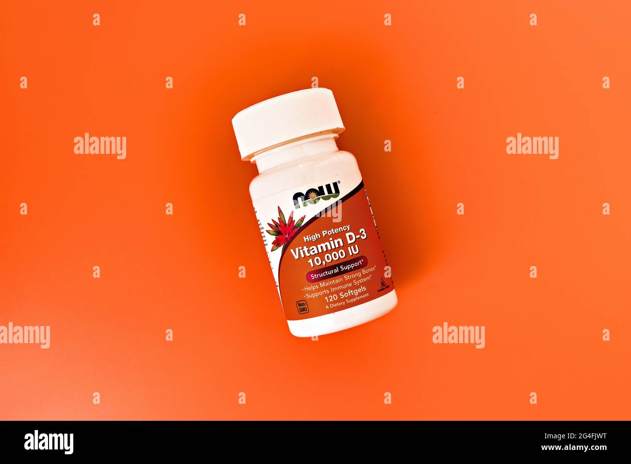 Vitamine D-3 Softgels dans le pot. Supplément alimentaire photo éditoriale Banque D'Images