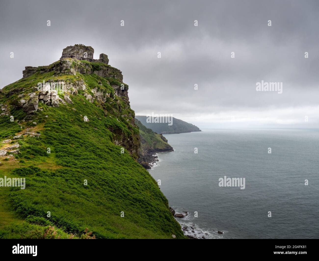 Vue sur la côte sauvage près de la vallée des rochers, dans le nord du Devon, près de Lynton. Beau si sombre par mauvais temps. Juin 2021. Banque D'Images