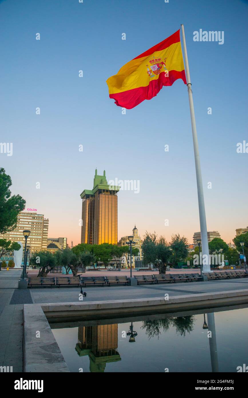 Drapeau espagnol. Plaza del Descubrimiento, Madrid, Espagne. Banque D'Images