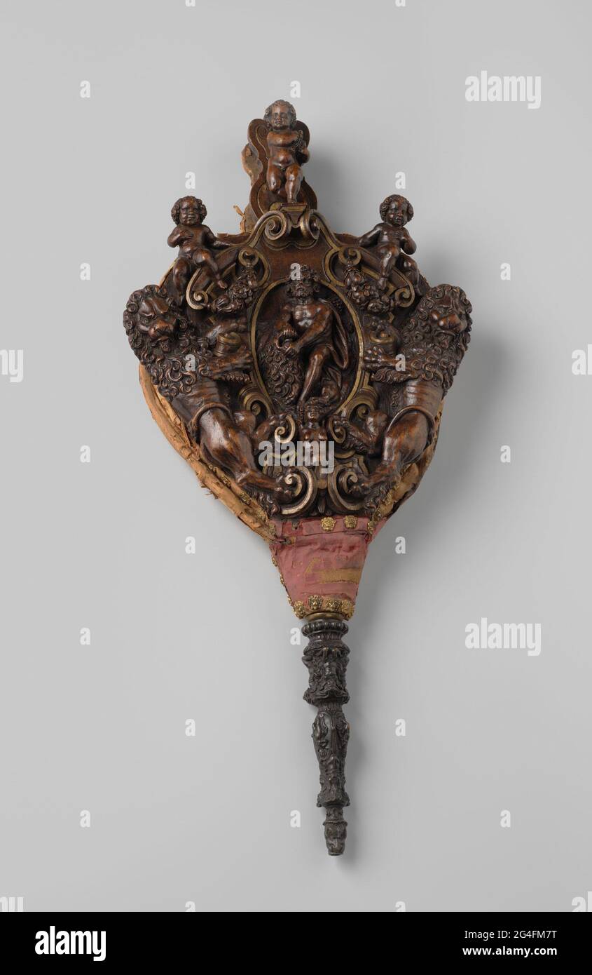 Soufflets en noyer partiellement plaqué avec O.A. en relief Simson qui ouvre le muil du lion. Soufflets en noyer partiellement plaqué. La partie supérieure en relief montre deux otaries tenant une cartouche mobile avec au milieu Simson qui ouvrit la bouche du lion; en dessous d'une figure féminine, en terminant par des volutes de feuilles. Il y a deux putti sur les voltes à roulettes au sommet; UN putti avec un oiseau sur la poignée. Le velor rouge de la feuille de fond est perdu avec des clous en cuivre plaqué or avec des masques de lion. Le tuyau de soufflage articulé montre plusieurs figures et masques. Banque D'Images