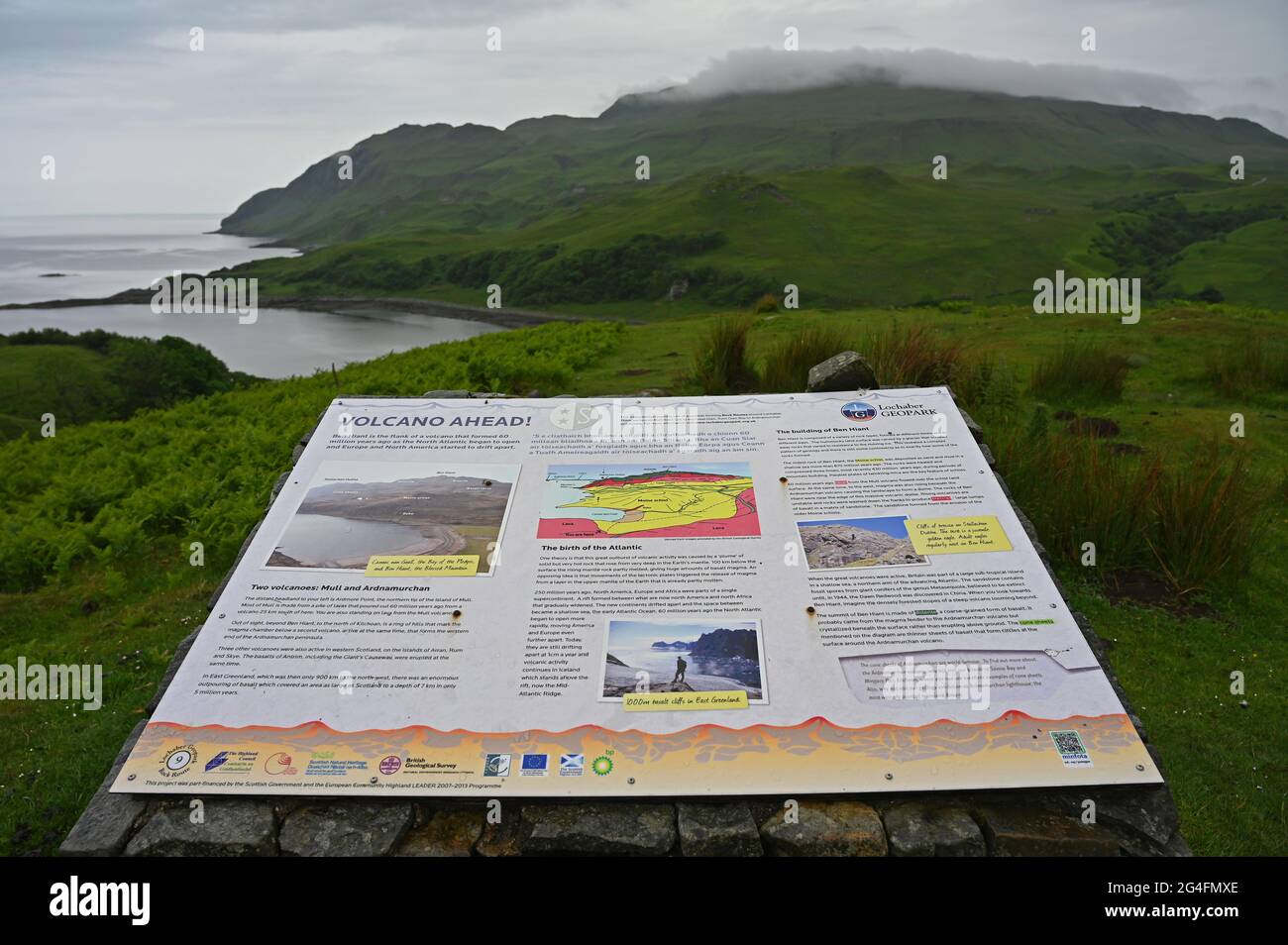 Panneau d'information pour le paysage volcanique dans la région d'Ardnamurchan, une partie du parc de Lochaber Geopark, Scottish Highlands. Arrière-plan flou d'un volcan éteint. Banque D'Images