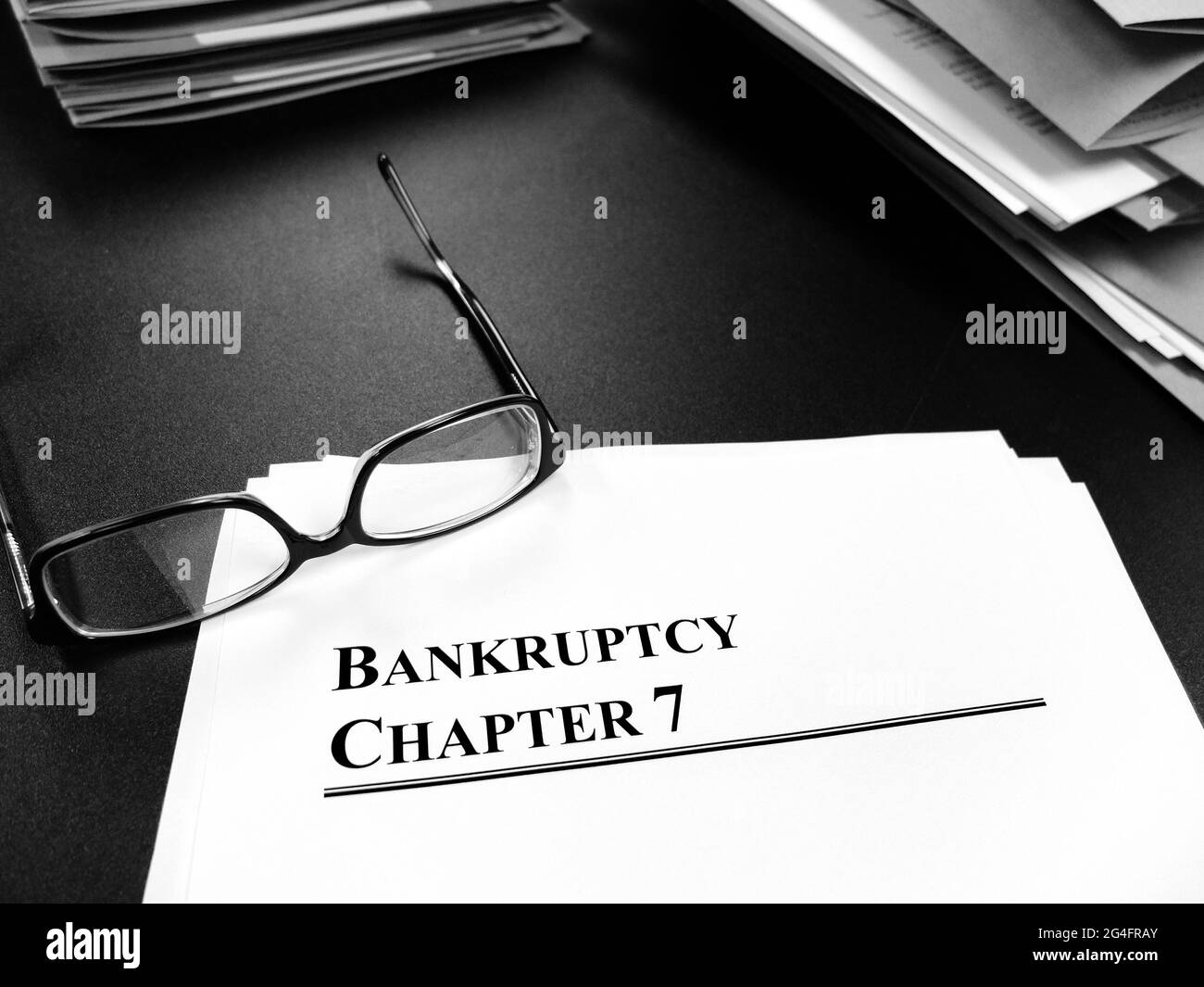 Documents Bankrupcty pour le chapitre 7 sur le bureau avec des lunettes pour la planification Banque D'Images