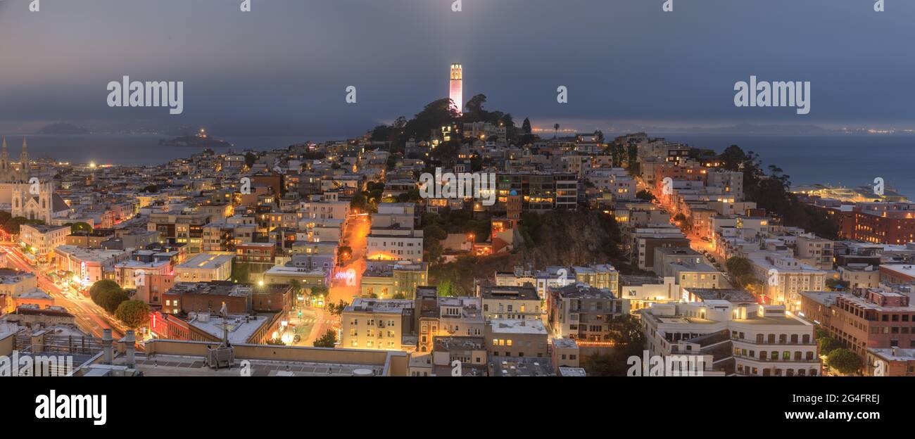 Coit Tower illuminée en rose pour la San Francisco LGBT Pride, avec un ciel brumeux au-dessus de Telegraph Hill et des quartiers de North Beach Banque D'Images