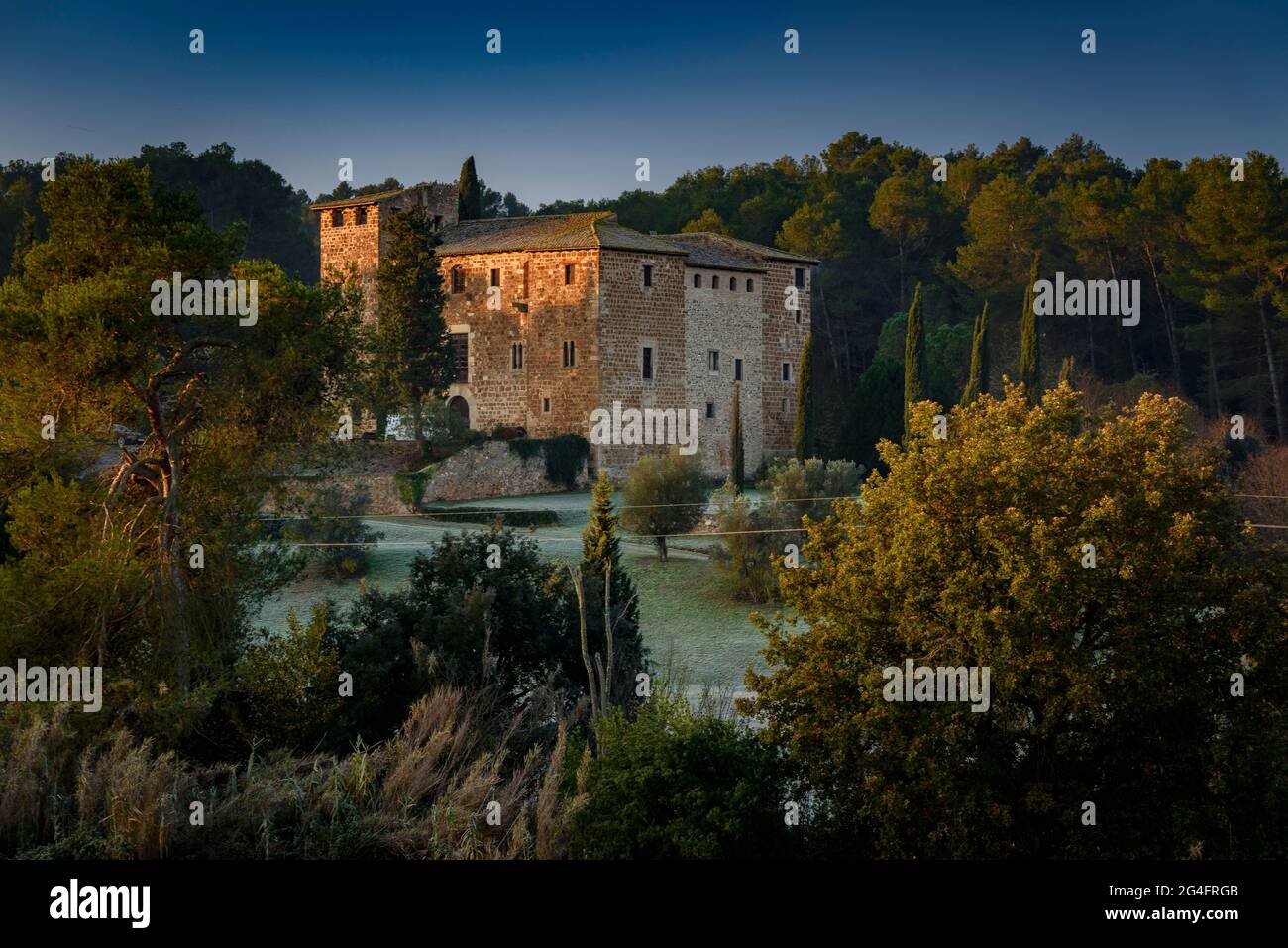 La Torre Negra (tour noire), dans la chaîne de montagnes de Collserola près de Sant Cugat del Vallès, au lever du soleil (Barcelone, Catalogne, Espagne) Banque D'Images