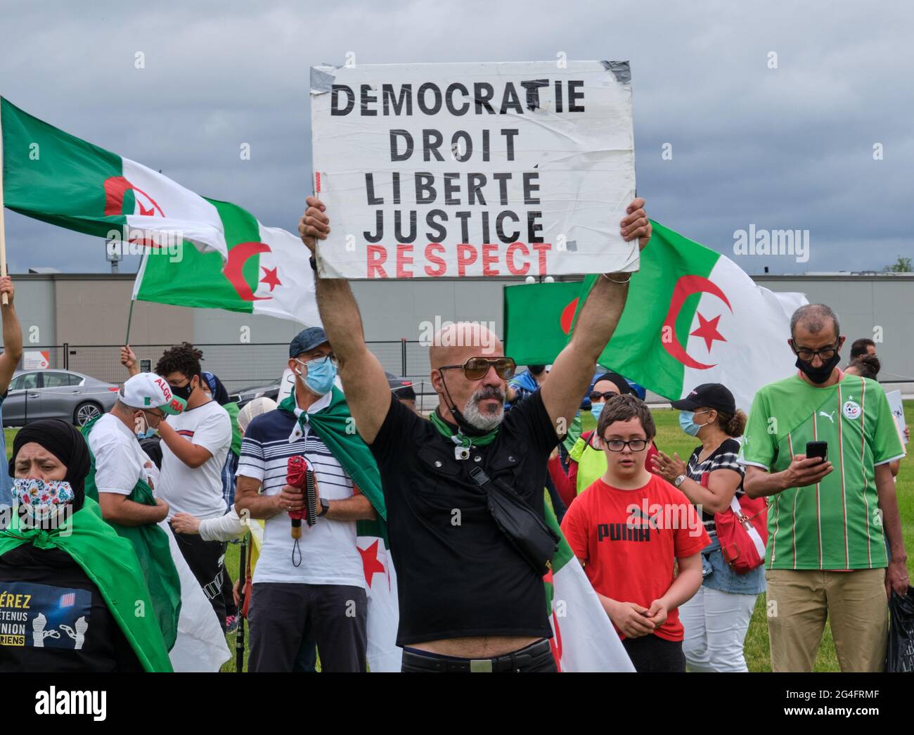 Ottawa, Canada. 21 juin 2021. Les membres de la communauté algérienne au Canada se rassemblent devant le Parlement pour exhorter le gouvernement canadien à condamner l'escalade de la répression en Algérie au 47e Conseil des droits de la personne qui commence aujourd'hui. Ils présentent que depuis la reprise du mouvement pro-démocratie « Hirak » en 2019, les autorités ont intensifié les intimidations et arrêté arbitrairement au moins 6000 personnes, y compris des militants, des journalistes et des défenseurs des droits de l'homme. Ils demandent au Gouvernement de continuer à faire preuve de leadership pour condamner la situation. Credit: Meanderingemu/Alamy Live News Banque D'Images
